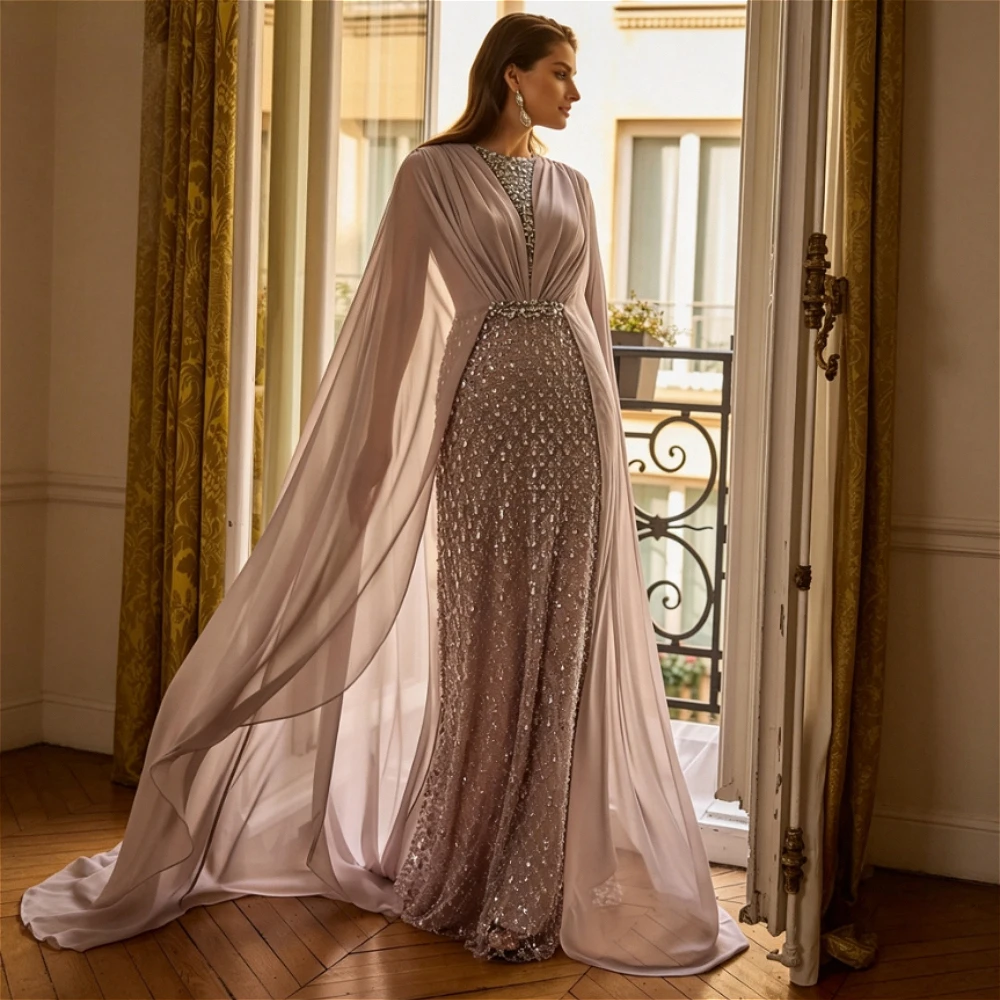 Maßgeschneidertes staubiges Lavendel-Meerjungfrauenkleid mit tiefem V-Ausschnitt, vollständig mit Strass besetzt, Chiffon-Cape und Schleppe – luxuriöses formelles Hochzeits- und Gala-Kleid