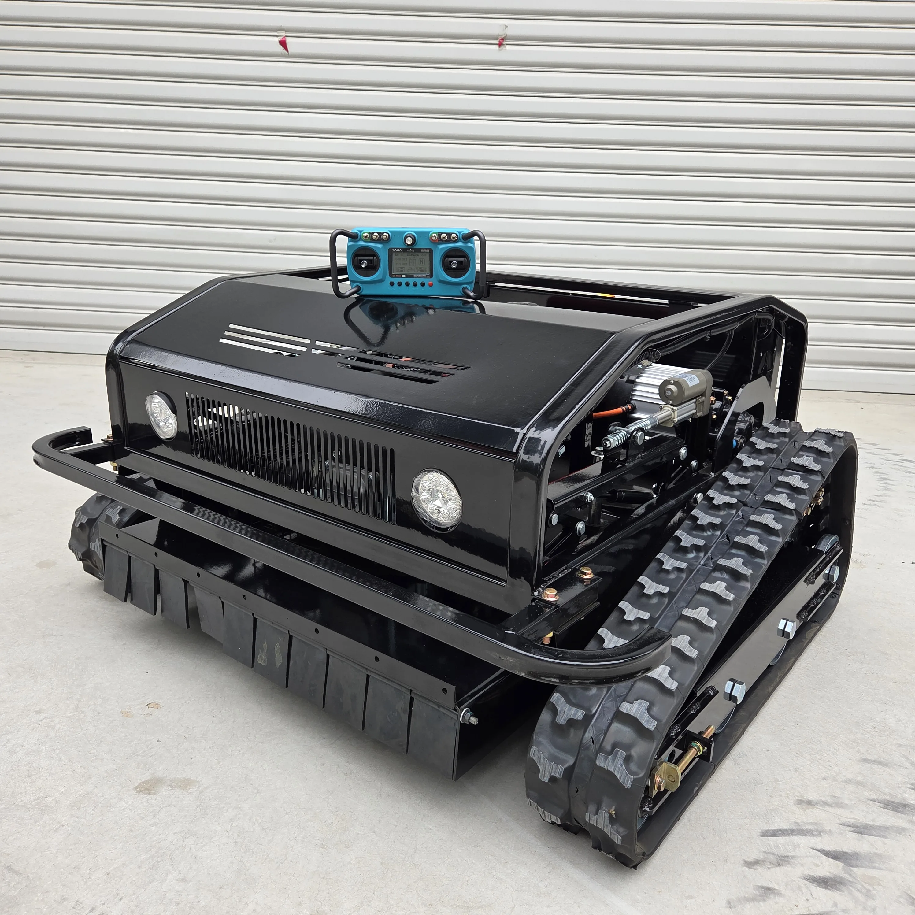 

One-button start! Remote control lawn mower: efficient cutting, strong climbing ability, and can solve weeds in complex terrain