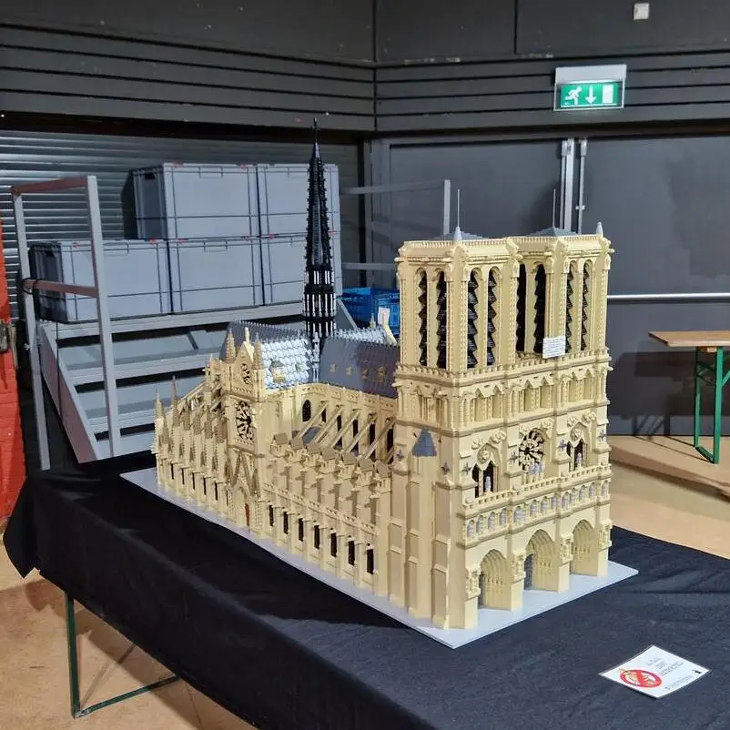 

63190 Детали Moc-43974 Модульное здание Notre Dame De Paris Высокоразничные бренды Идеально подходят для коллекционеров и демонстрации Рождественский подарок