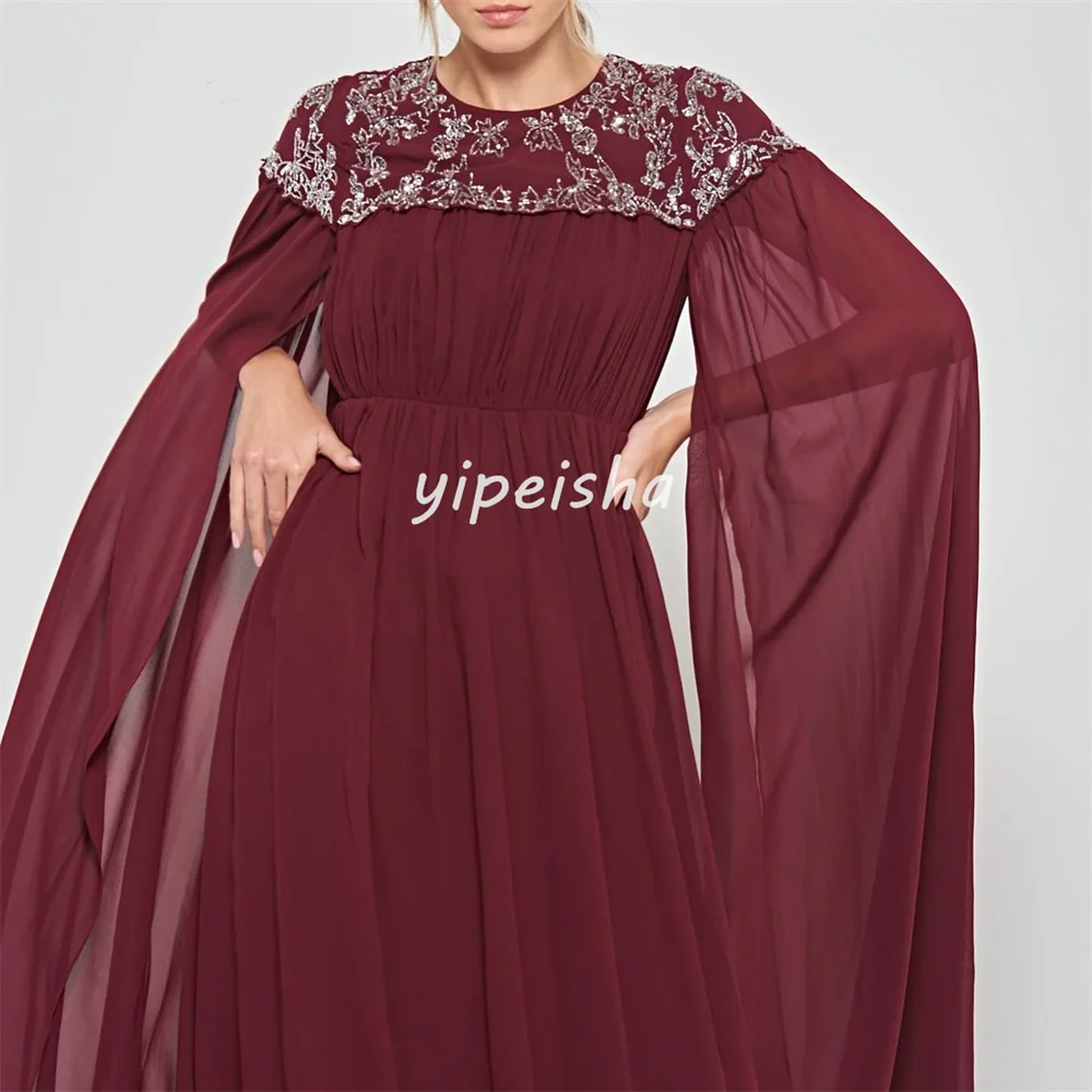 Szyte na miarę, wykwintne, dopasowane sukienki wieczorowe w stylu retro, z szyfonu, z plisami, drapowaniem, aplikacjami, zdobione koralikami i cekinami, o kroju litery A, z dekoltem okrągłym, długie.