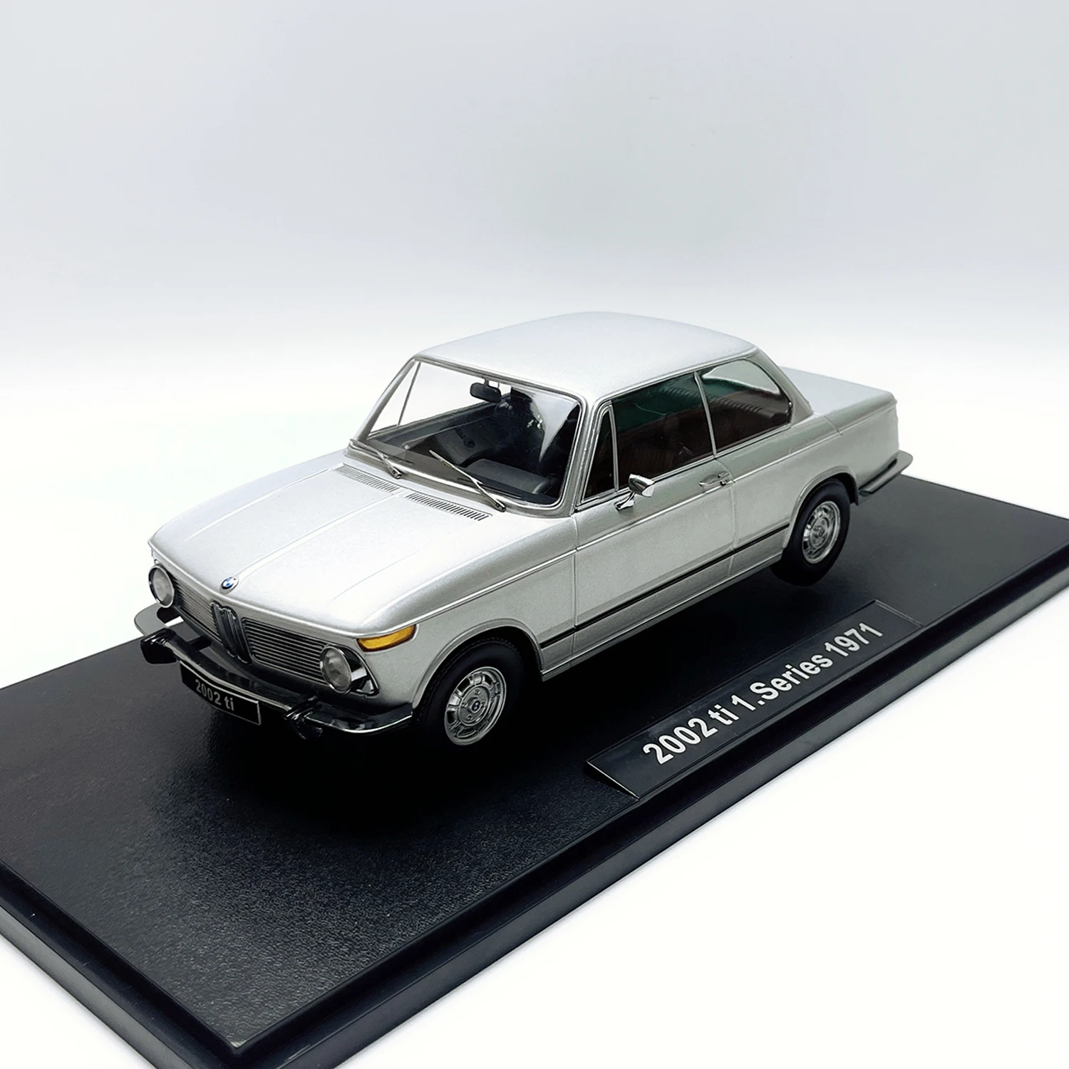 KK 1:18 Scale Diecast Alloy BMW 2002 1602.1 SERIEของเล่นรถโบราณรุ่นคลาสสิกNostalgiaผู้ใหญ่ของที่ระลึกของขวัญจอแสดงผลแบบคงที่