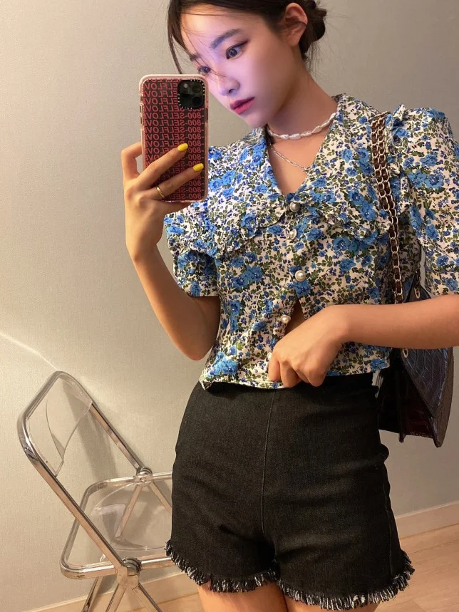 เสื้อคลุมสไตล์ฮ่องกงย้อนยุค สีสันสดใส ลายดอกไม้ พิมพ์ลายดอกไม้ แต่งกระดุมมุก แต่งขอบไม้ ดีไซน์หวาน