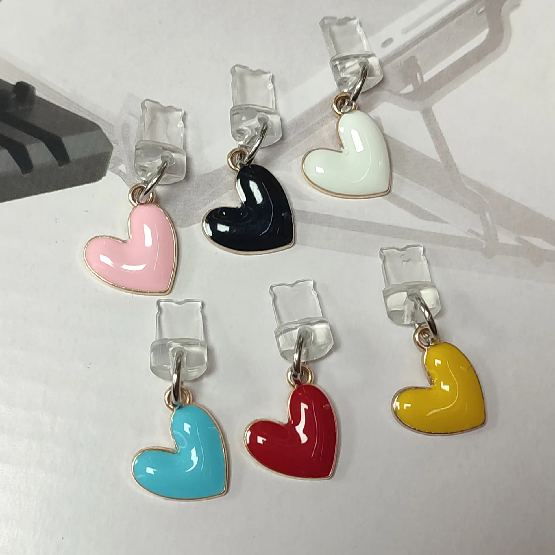 

Металлический персиковый мобильный телефон в форме сердца с подвесной пылезащитной заглушкой, пылезащитная заглушка с отверстием для телефона Type-c, подвесное украшение для IOS Lightning