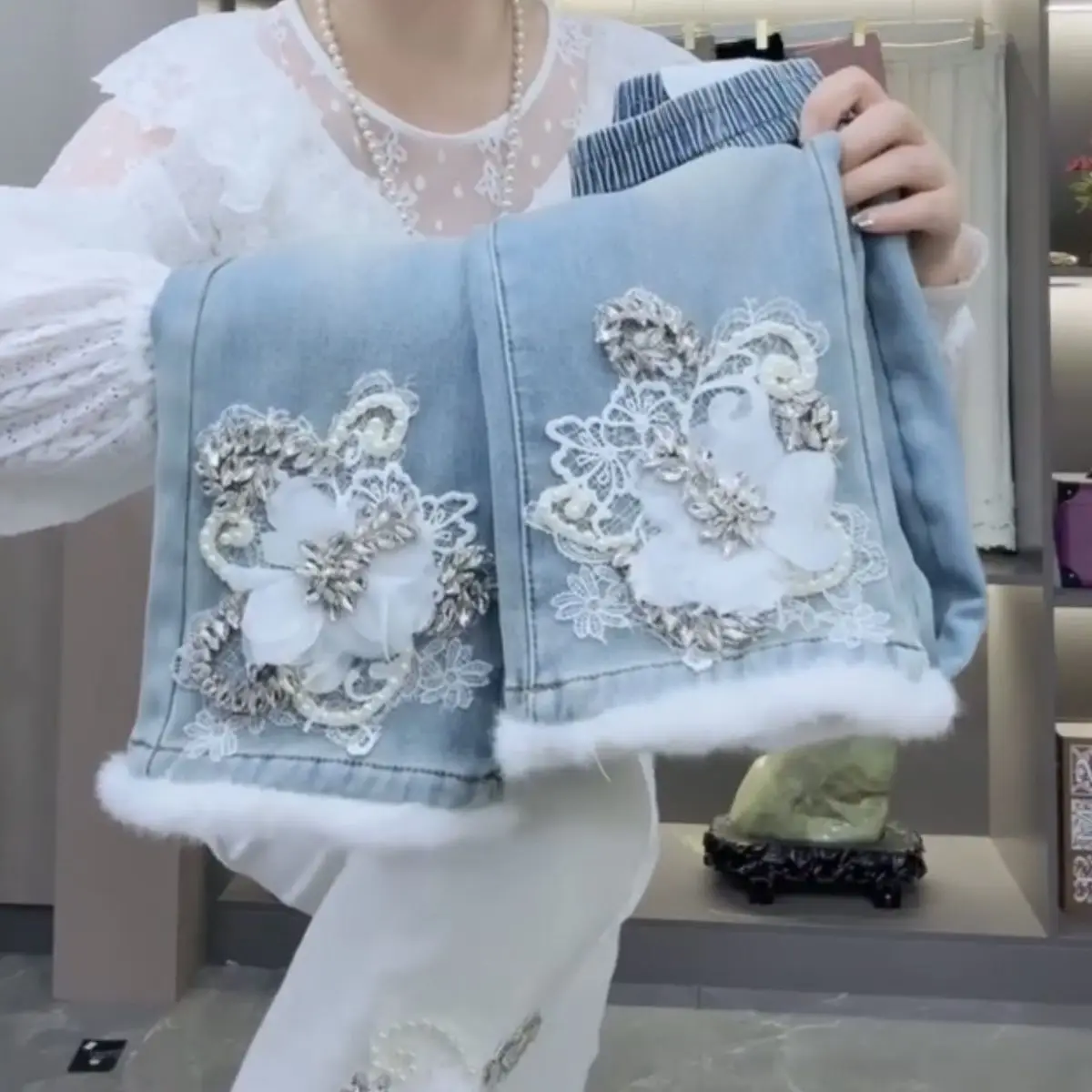 Pantaloni in denim foderati in pile con fiori 3D in rilievo con diamanti in stile cinese Pantaloni da cowboy con jeans soffici in vita elastica allentata