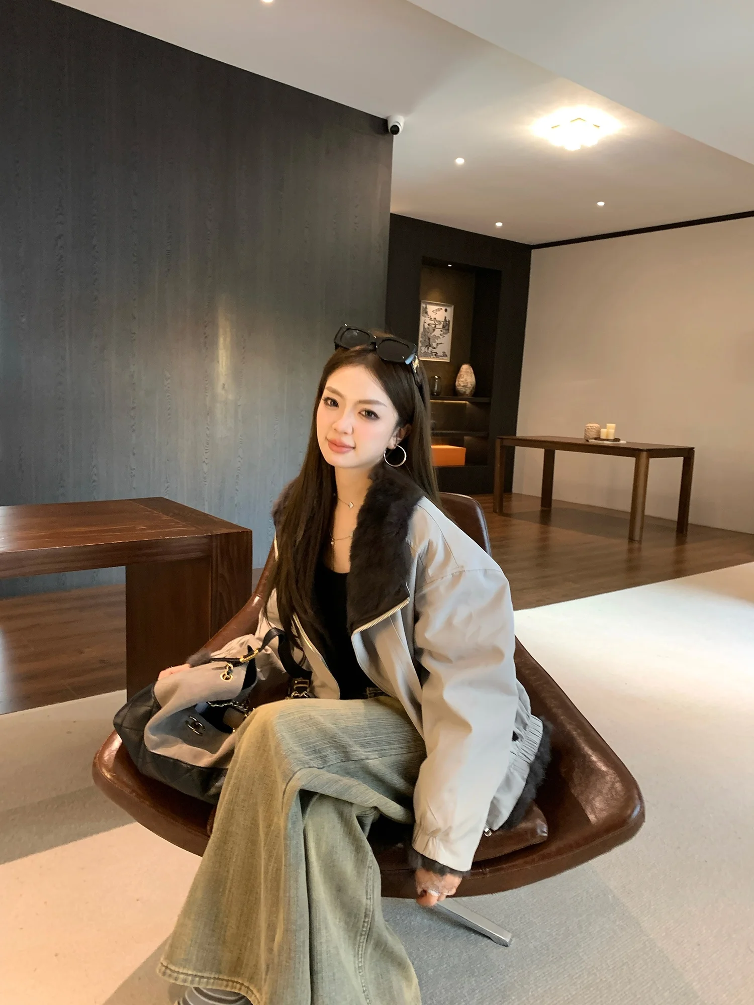 両面着用可能なラビットファーレザーコート レディース新作冬用ファーアウター Aeo 高級感 隠れた二重解釈