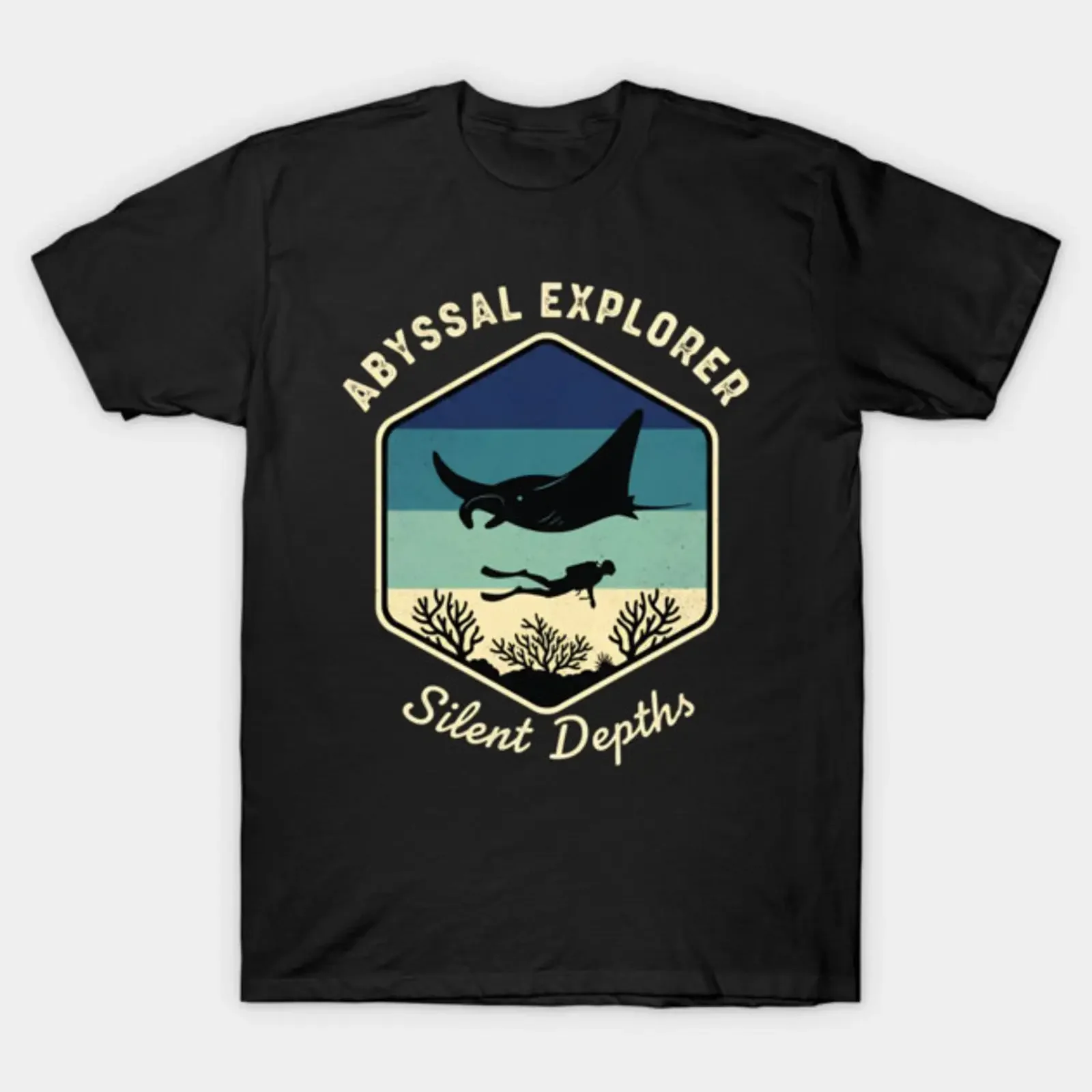 T-shirt unisexe décontracté et élégant, motif plongeur explorant les profondeurs océaniques avec une raie manta majestueuse, style vintage délavé, vêtements de créateur extensibles
