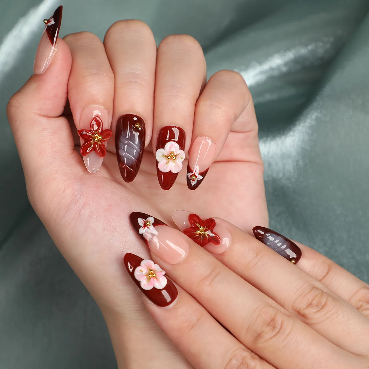 

3D красный цветочный пресс на ногтях | Накладные ногти ручной работы бордового миндаля с розовым и белым цветочным узором | Глянцевый многоразовый дизайн ногтей T