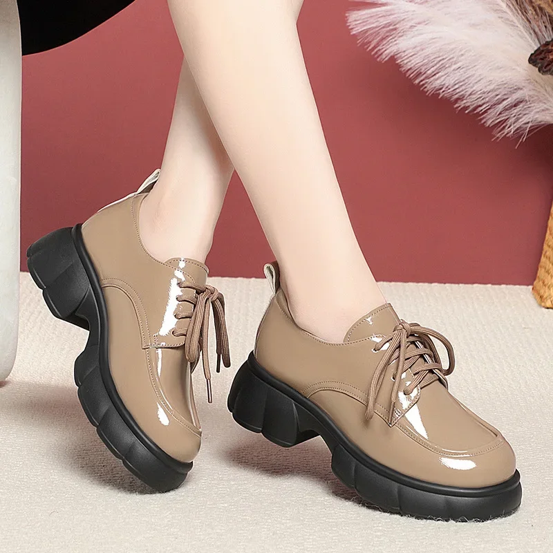 Zapatos de plataforma de fondo grueso británico Vintage de 5cm, zapatos Oxford para mujer, zapatos de cuero brillante de otoño 2025, tacones cuadrados medios para mamá de oficina