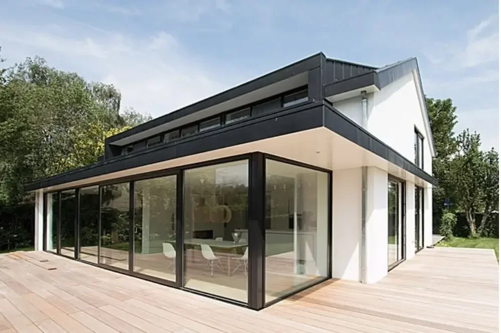 Porte scorrevoli con profilo in lega di alluminio all'ingrosso Porta in vetro temperato con design a griglia per sistema di porte scorrevoli in vetro per balcone sun room