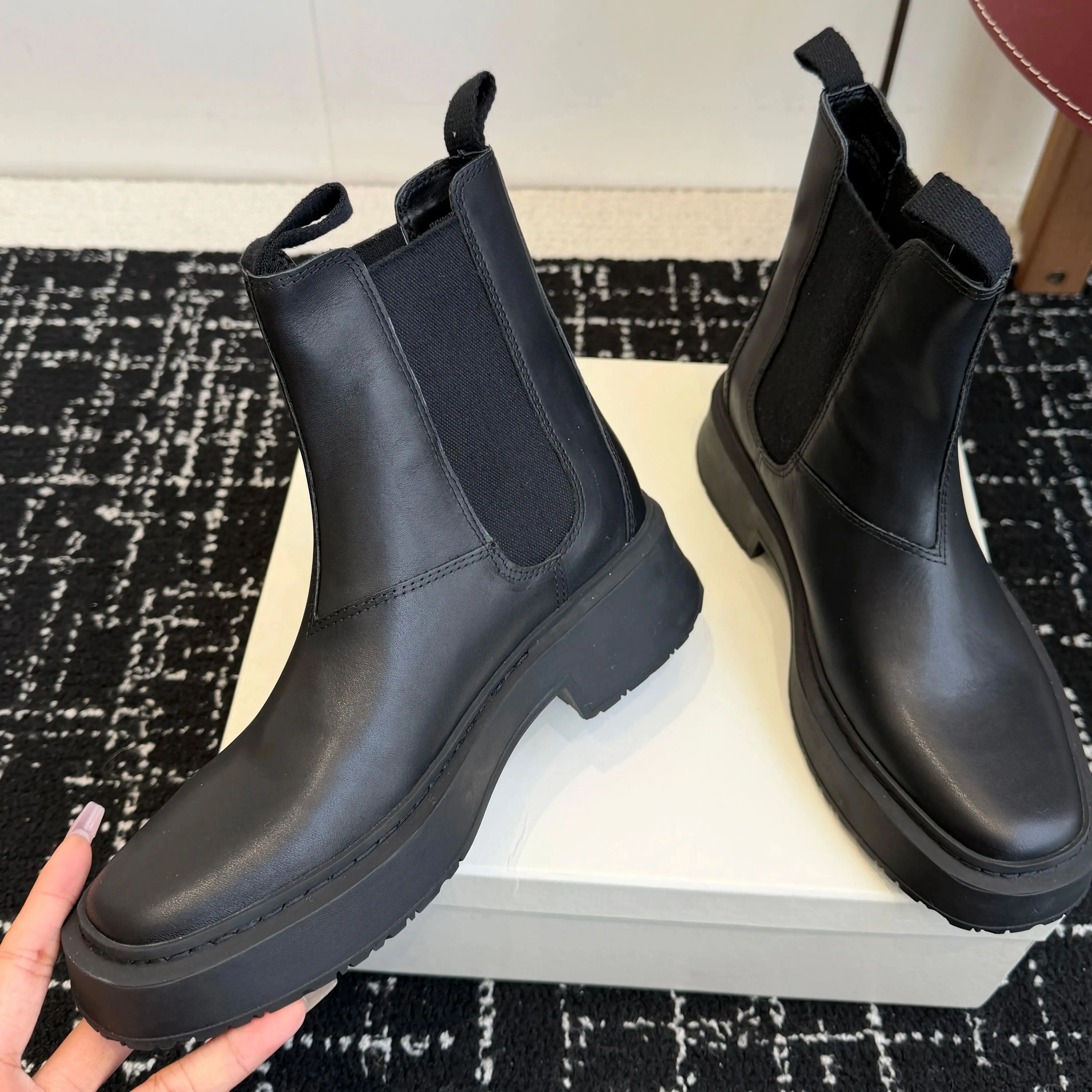 

Новые классические короткие сапоги с квадратным носком, простые и элегантные, модные и популярные изысканные короткие сапоги.