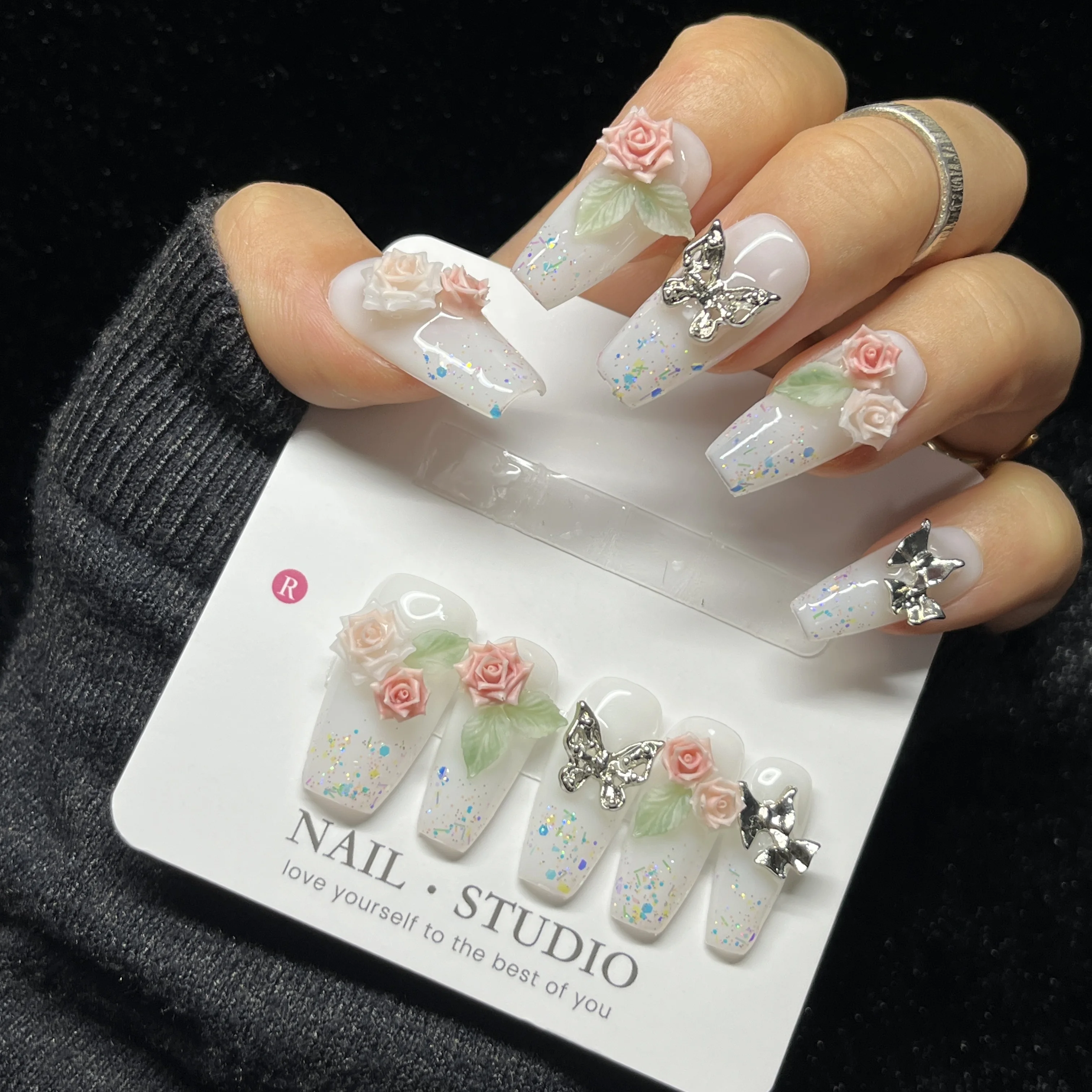 10 Uds. De uñas postizas rosas con purpurina, ataúd largo, diseño de mariposa rosa 3D con detalles plateados, uñas postizas elegantes hechas a mano para mujeres