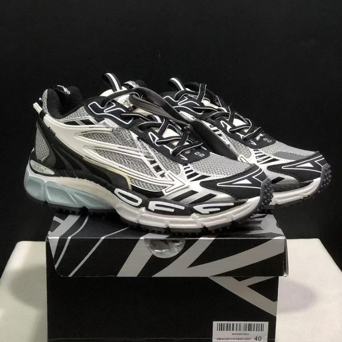 Zapatillas de running casuales unisex de alta calidad con bloques de color, estilo vintage, de moda, con tres flechas, punta redonda y suela gruesa para parejas.
