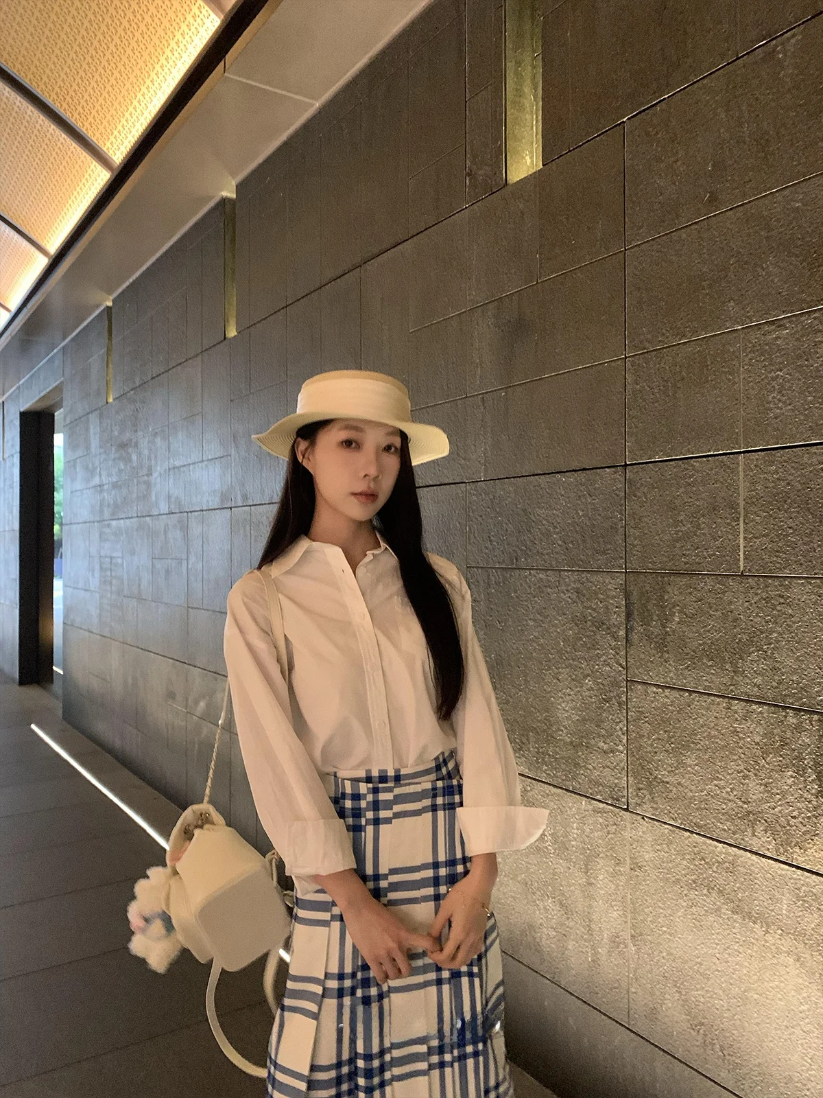 

Белая женская модная рубашка UVPU с длинным рукавом, стандартной длины, с воротником-стойкой, весенняя коллекция, без декоративных элементов.