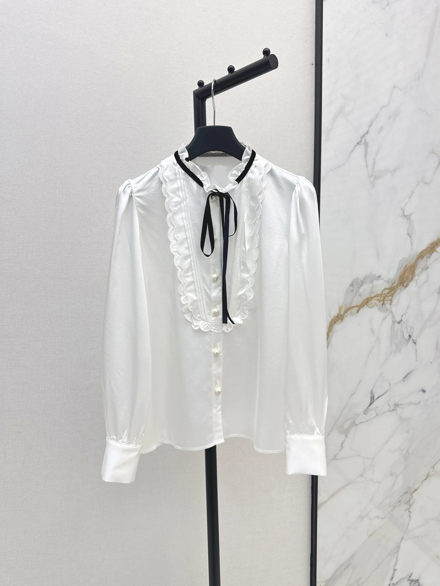 

Elegant Lightweight Shirt with Flowing Ribbon Detail - Slim-Fit Silhouette & Ultra-Soft Comfort