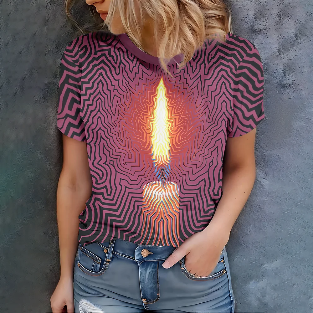 

Женская темно-фиолетовая футболка Flame Maze Design - современный повседневный летний стиль с круглым вырезом и коротким рукавом