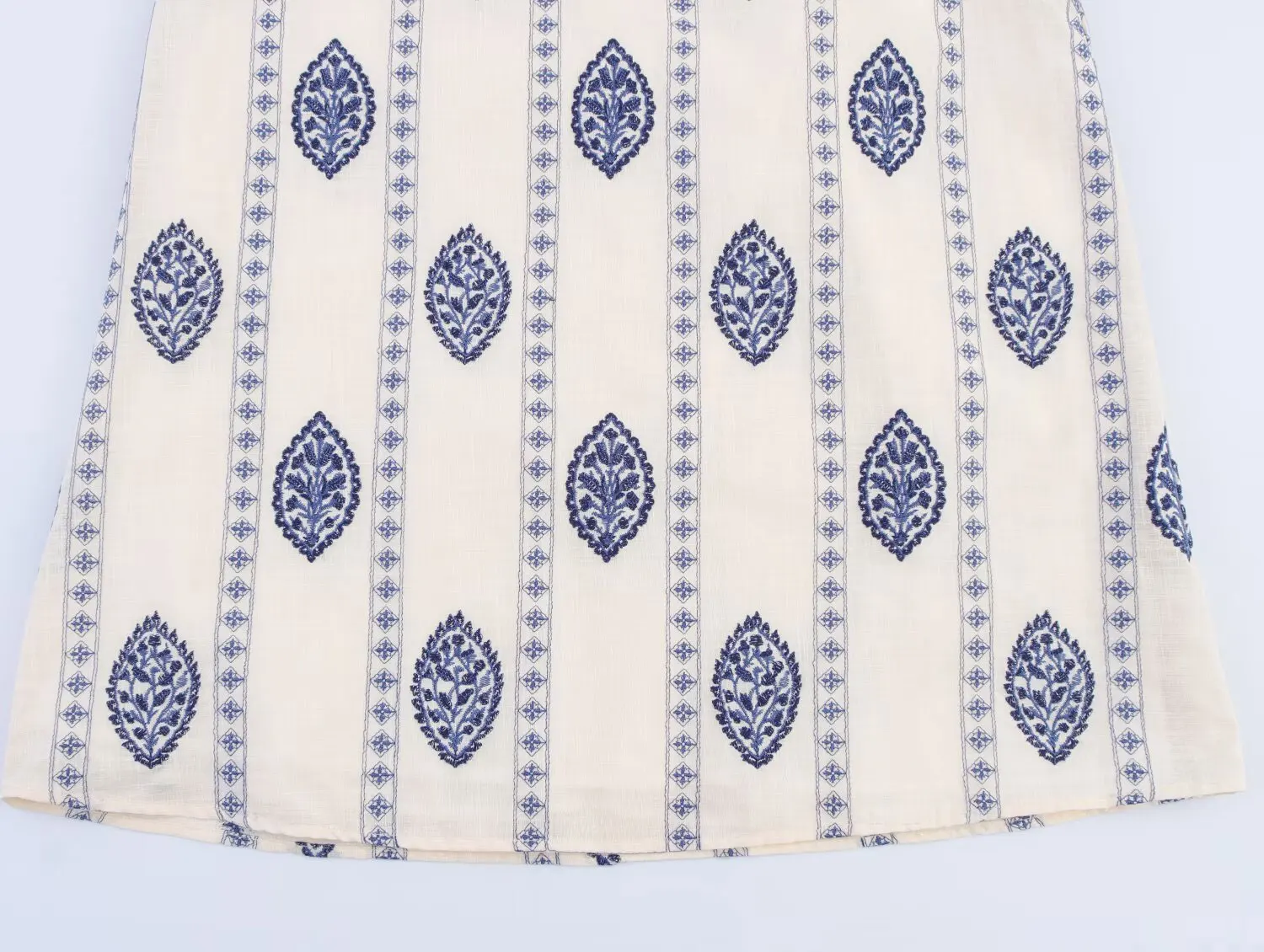 فستان بحمالات على طراز عطلة الشاطئ الصيفية من HH بدون أكمام ومطرز مجوف بدون ظهر ورقبة مائلة فستان نسائي أنيق ميدي