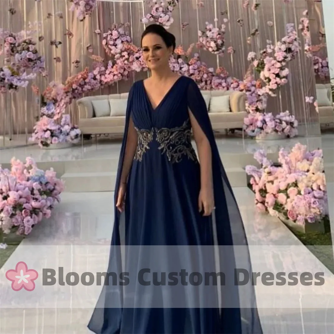 Customized Plus Size Wedding Guest Dress For Mother Of The Bride 2024 Navy Blue Chiffon Evening Dresses V Neck Cape Sleeves