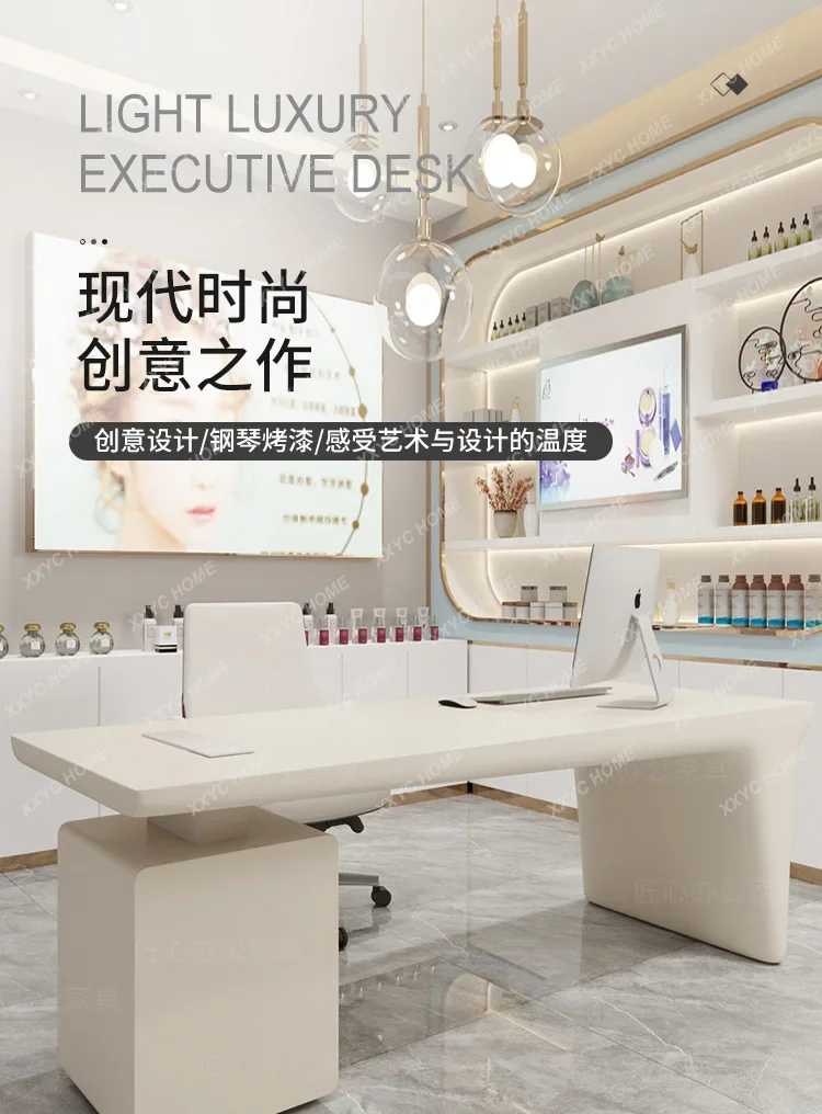 

Стол для консультации красоты. Дизайнерский компьютерный стол в кремовом стиле. Стол для переговоров.