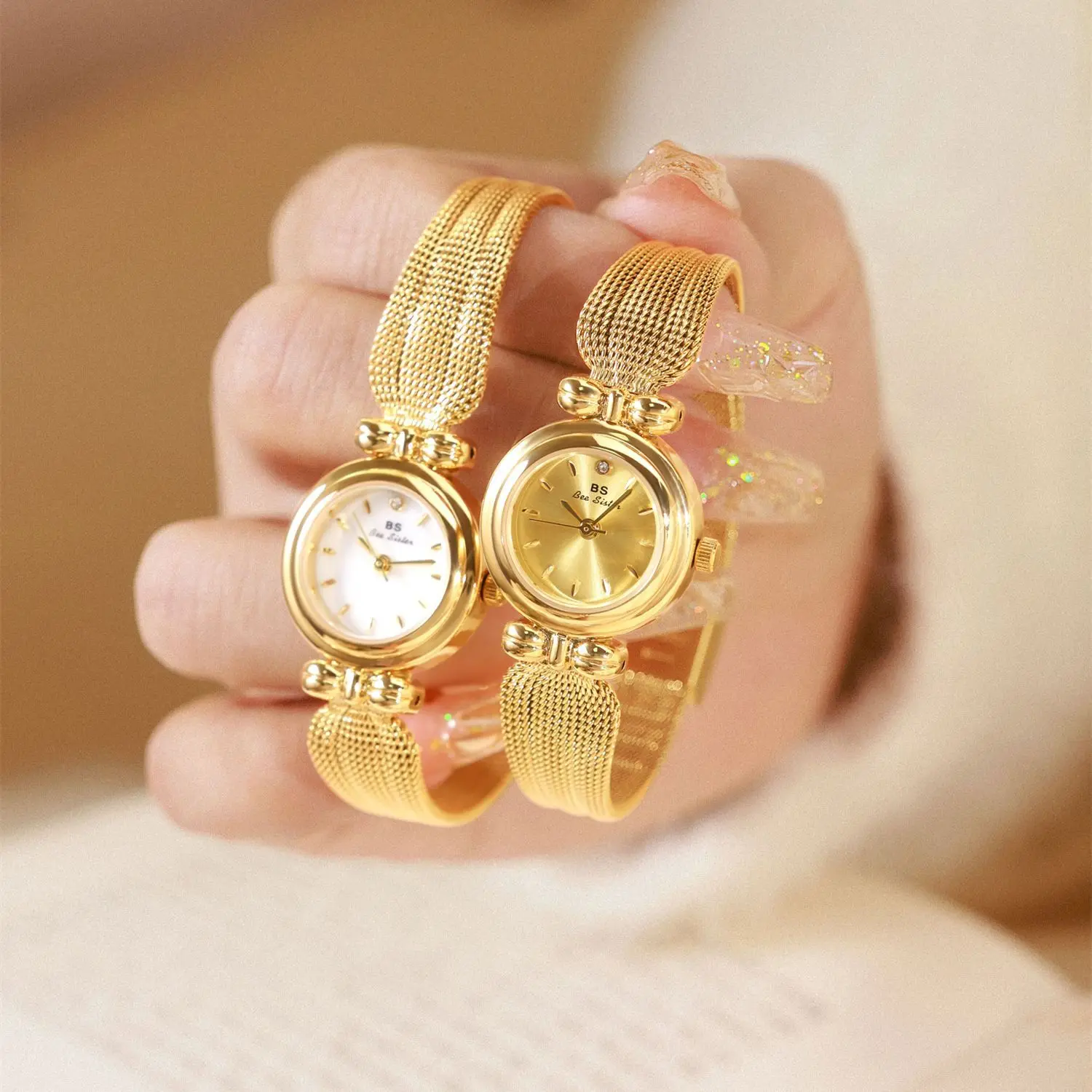 UTHAI Women Light Luxury Brand Gold Jewelry Bracelet WatchesTemperament Waterproof Ladies Fashion Quartz Clock Wristwatches Gift