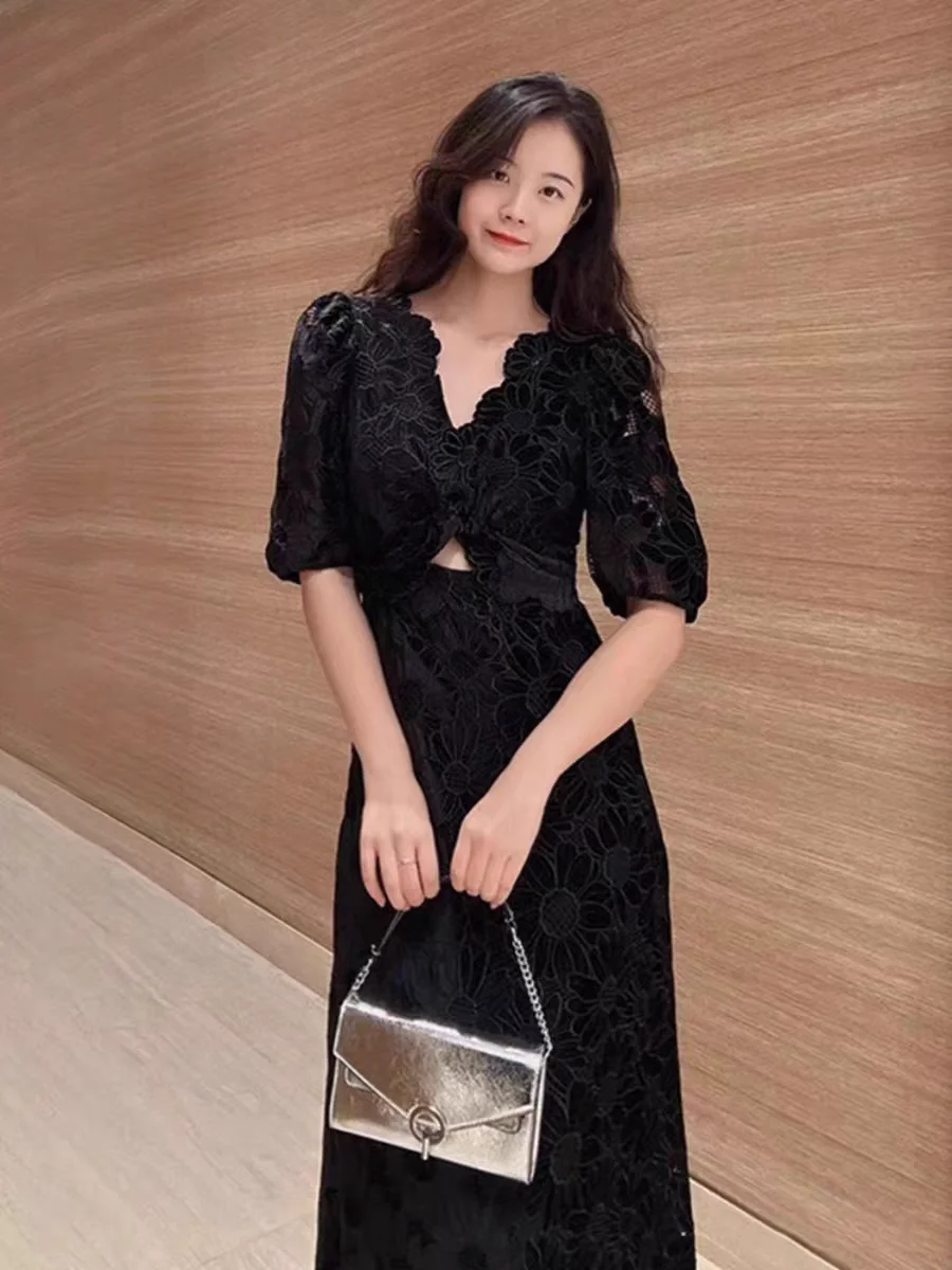 

V-neck dress with black lace hollow out daisy and exposed waist, women's S home autumn new style, French temperament