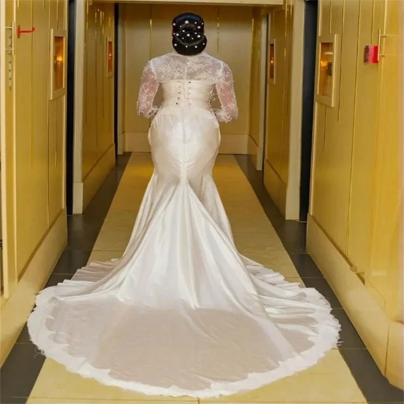 Suknia ślubna z kwadratowym dekoltem, koronką vintage, perłami, trenem typu sweep, długimi rękawami, gorsetowym wiązaniem na plecach, suknia ślubna.