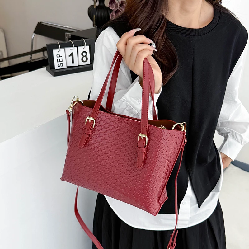 

DY8135 Large-Capacity 2025 New Autumn and Winter Versatile Retro Woven Pattern Handbag Commuter Bucket Bag