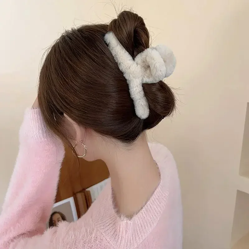 Winter Plush Hair Claw 13cm Elegant Acrylic Hairpins Faux Fur Hair Clip Barrette Crab Headwear for Women Girls Hair Accessories