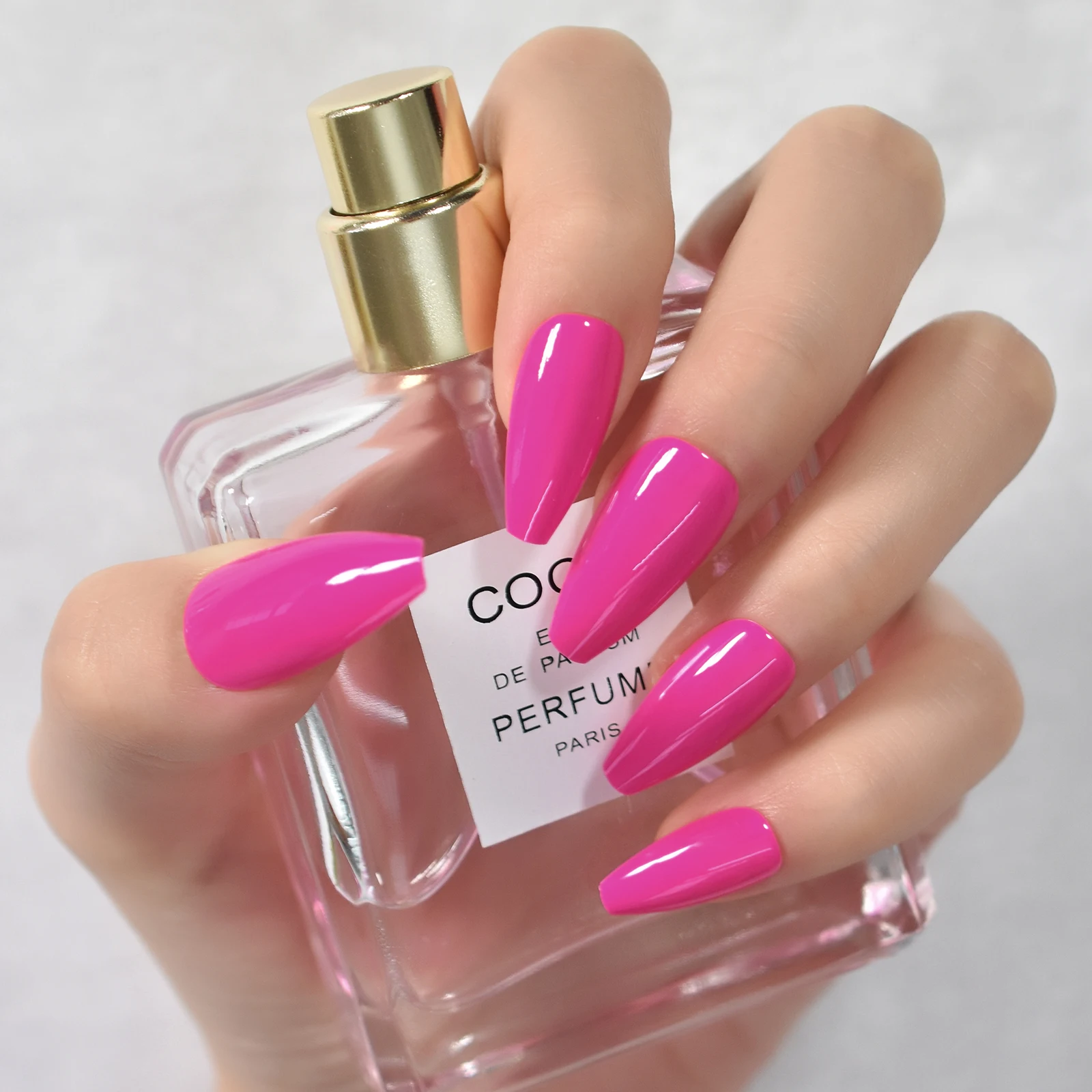 女性と女の子のための偽のネイル、素晴らしいパターン数、利用可能、ハンドアート