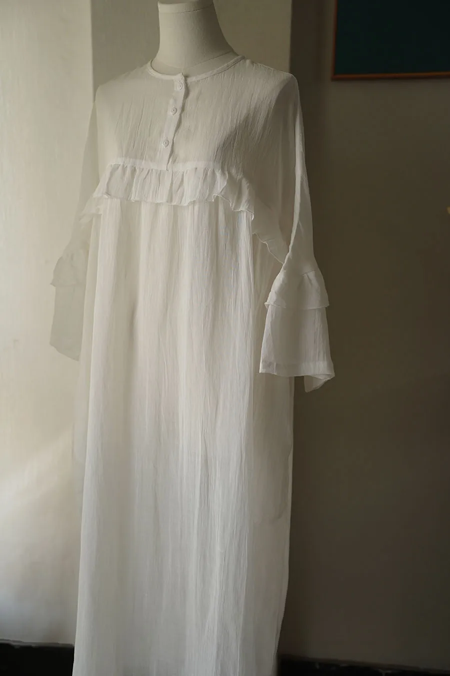 เดรสทรงหลวมสไตล์ศิลปะใหม่ปี 2026 ผ้ารามียับ คอทรงกลม แขนระบาย แต่งผ้าต่อกัน