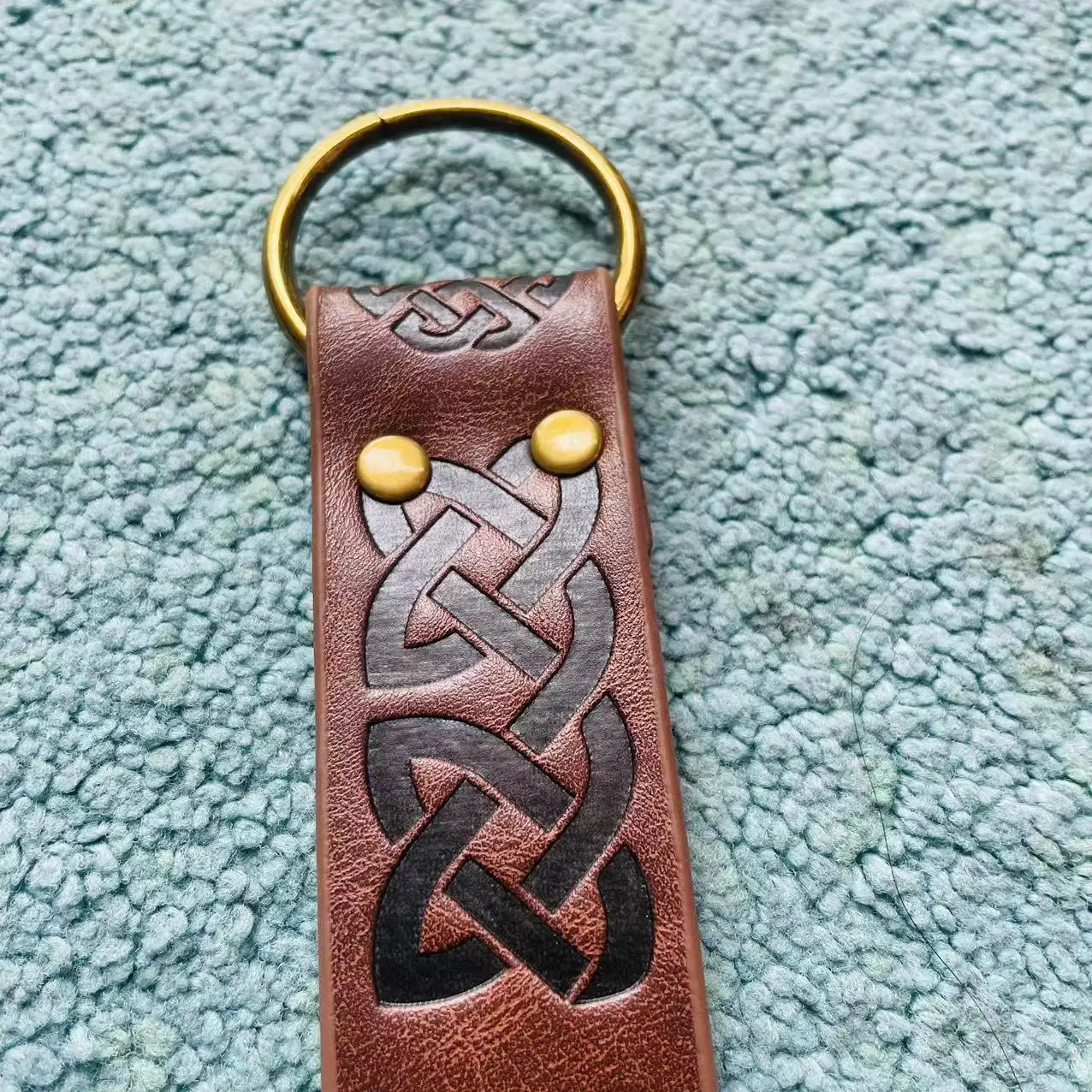 เข็มขัดหนัง PU ลายนูนลายโทเท็ม อุปกรณ์ประกอบคอสเพลย์ฮาโลวีน ชุดนักรบไวกิ้ง สายคาดเอวยาว 158 ซม. สไตล์ยุคกลางและสตีมพังก์