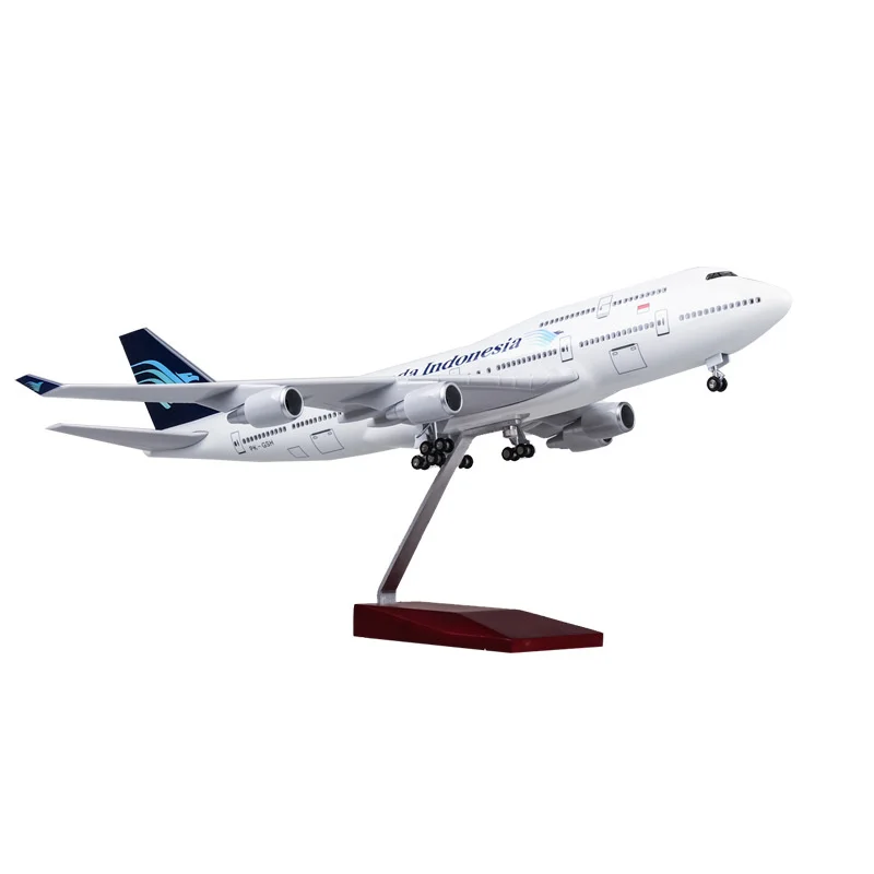 47CM Plastic Model Airplane Garuda Indonesia Airline B747 with Wheel LED Light Die-casting Model Planes Collectible Gift