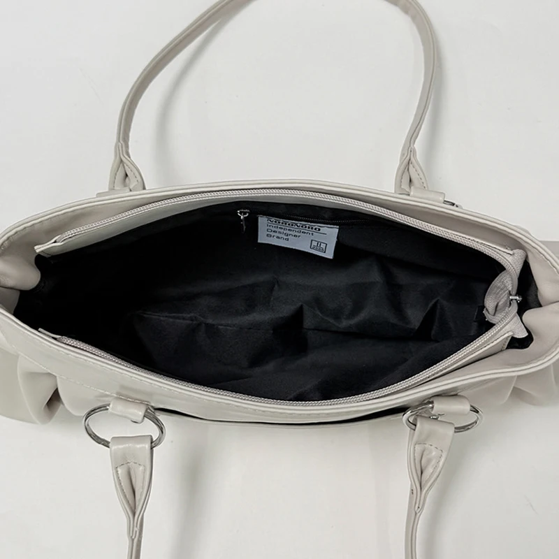 Metallnietenverzierte Unterarm-Schultertasche, Damen Einfarbige Preppy Pendler-Handtasche mit Nieten-Dekor, Koreanische Y2k Mädchen Weiche Casual Tragetasche – Detail 2
