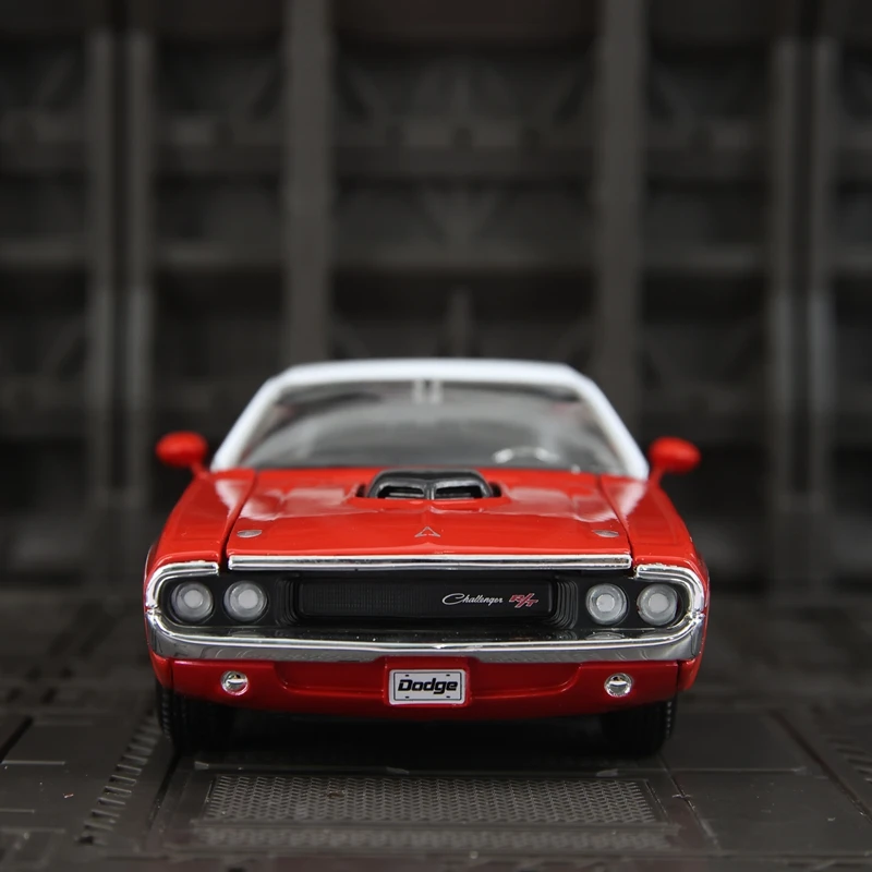 

Maisto 1:24 simulation Dodge Challenger R/T Coupe alloy car model, doors can be opened, sliding static ornament gift