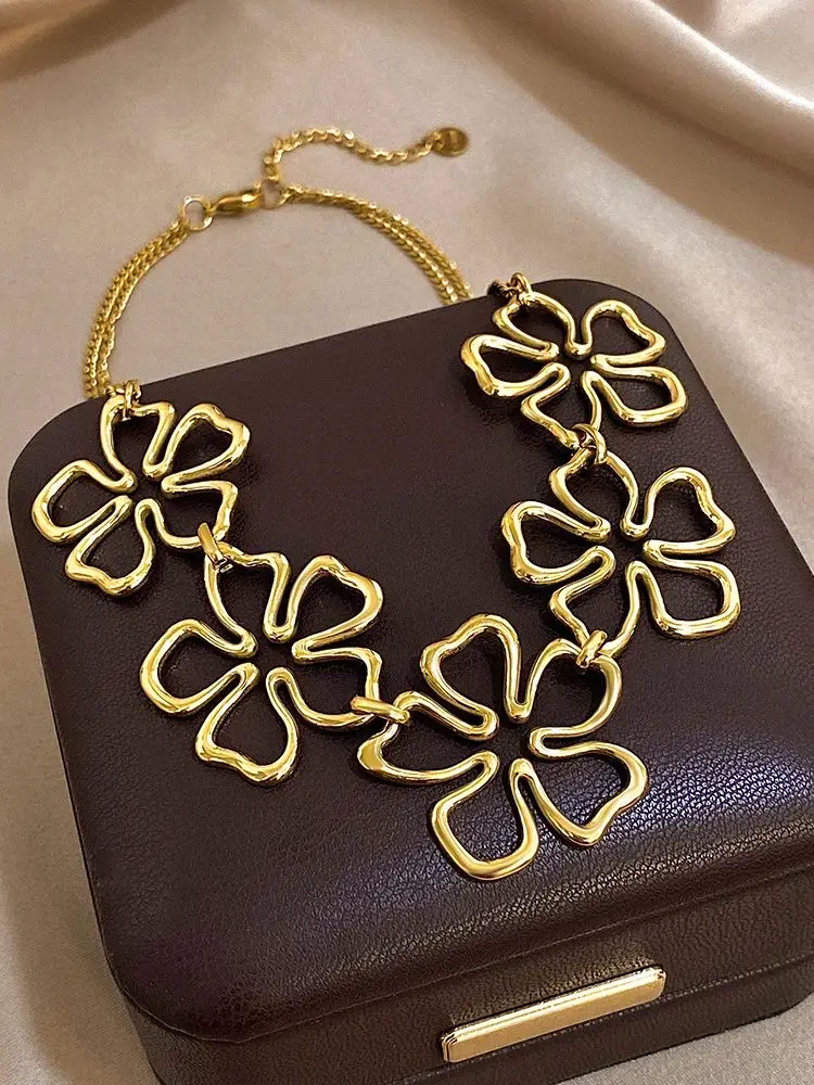 Collier élégant et exquis en acier inoxydable pour femmes, pendentif creux en forme de fleur plaquée or, bijoux de fête de mariage