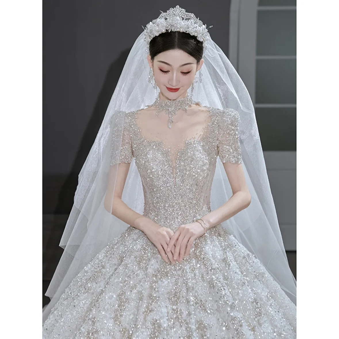 

Vintage Luxury Shiny Wedding Dresses Sequined Short Sleeve Illusion High Collar Tassel Beading Woman Bridal Gowns Long Train