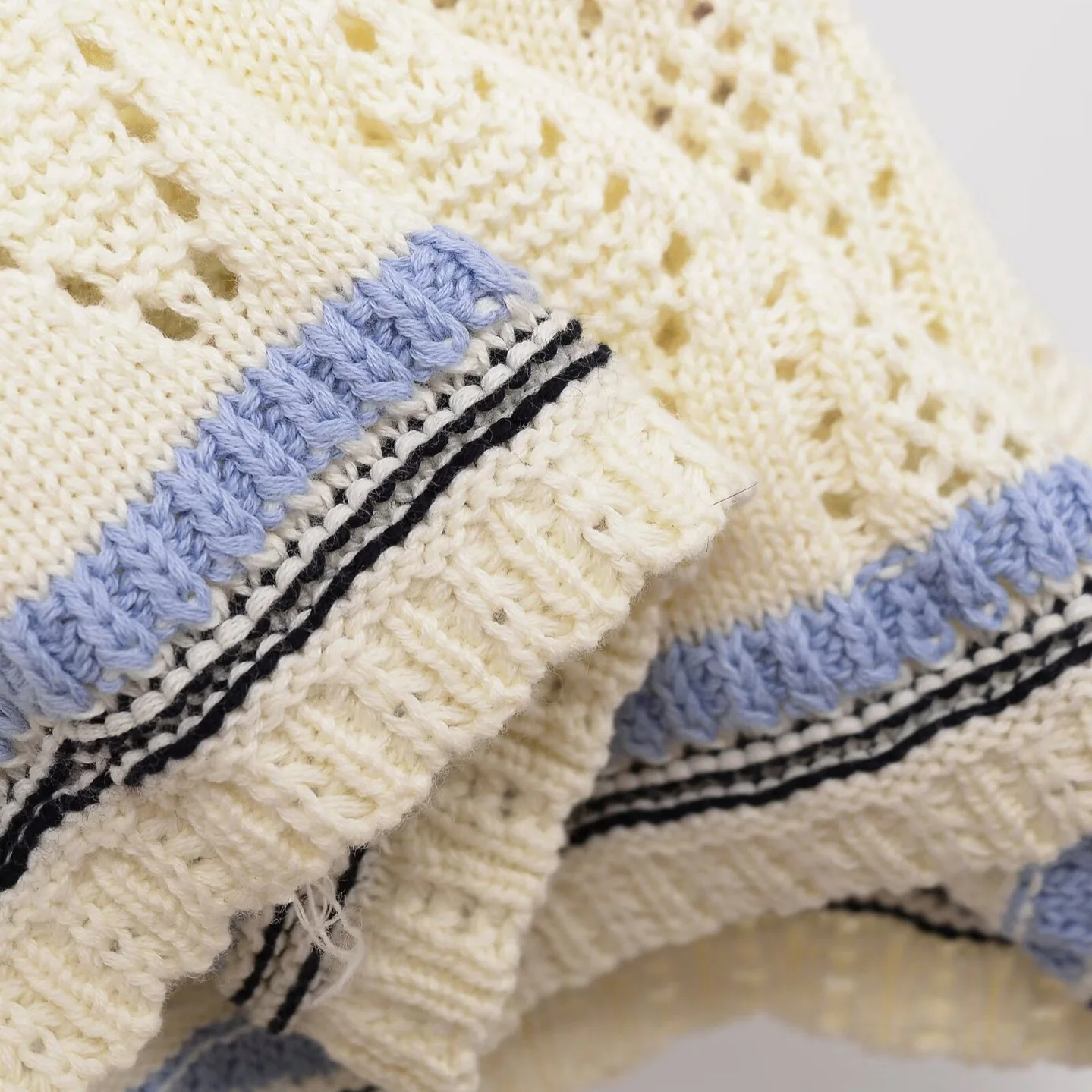 Modische Kurzarm-Strickwaren für Damen im Herbst, europäischer und amerikanischer Stil, süßes Nischendesign, Schnür-Cut-Out-Detail