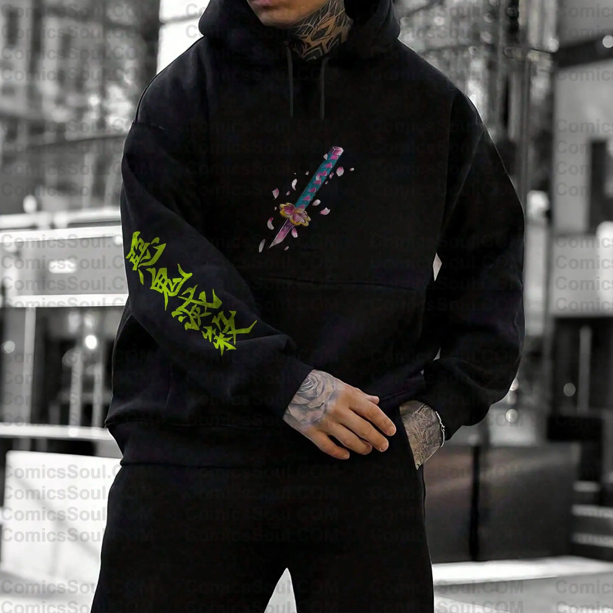 黒の鬼滅の刃パーカーセット、紫髪のキャラクター、ピンクの刃のバックプリント、緑の袖のテキスト、正面の刀のロゴ、鬼滅の刃