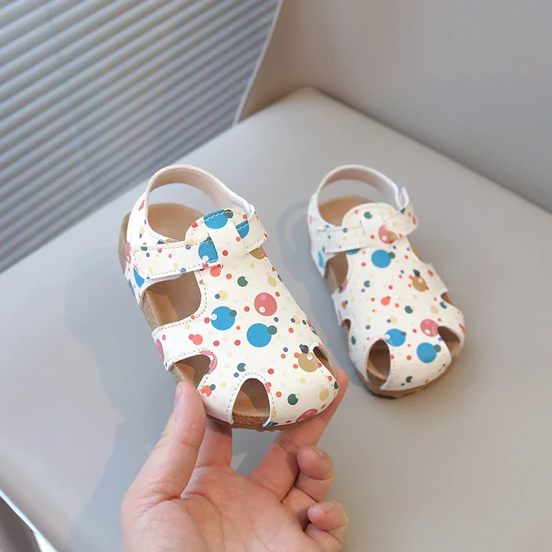 

Fashion Summer Kids Sandals Toe-capped with Cute Dots 2025 Brand New Children Beach Sandals Anti-kick Anti-slippery for Boy Girl