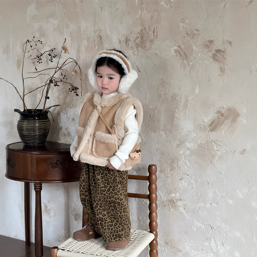 الفتيان والفتيات سترة الغزلان الجلد المخملية مركب صوف الضأن شتاء دافئ الكتف أعلى 2025 ملابس الأطفال الجديدة مع علة