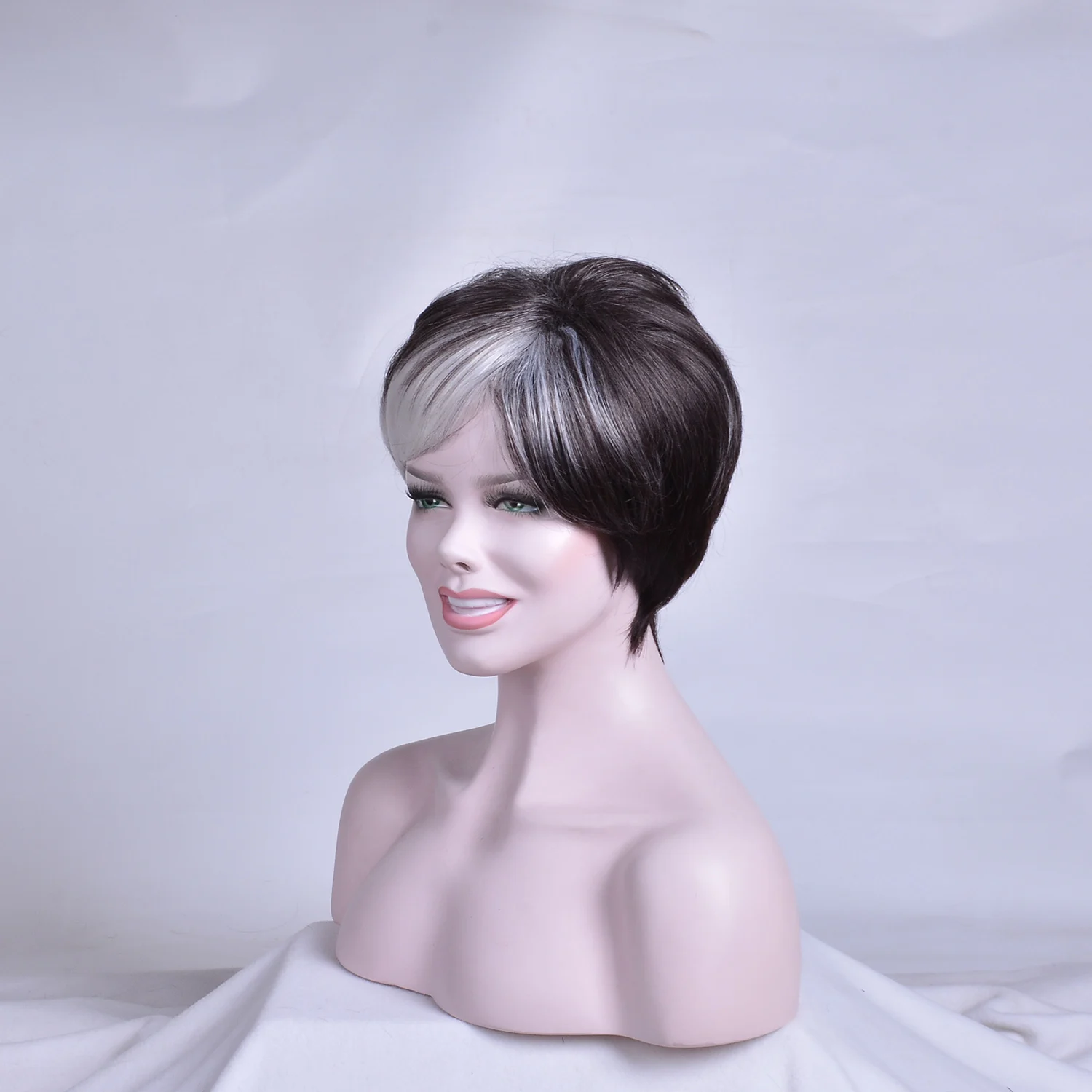 Cute Short Hair Synthetic Wigs with Bangs Soft Grey To Black Mommy Hair Ombre Hairstyle Party Daily Wigs for Women