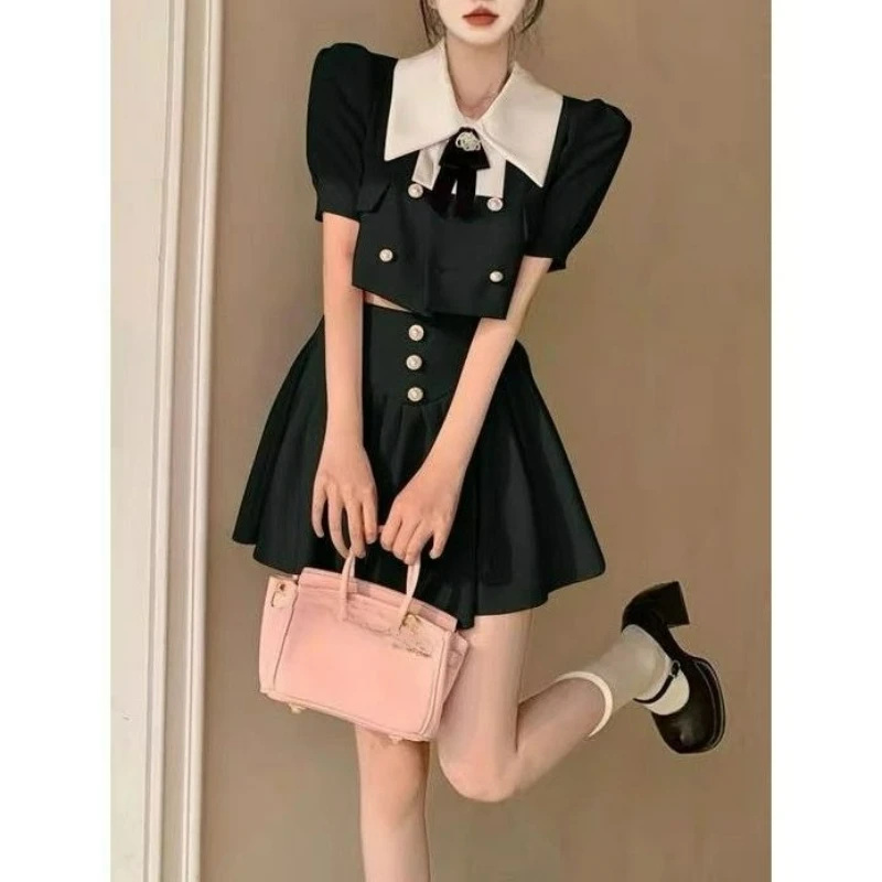 Ein neues Sommerset für Damen mit einem hochwertigen, modischen und stilvollen Oberteil und Rock mit Puppenhals