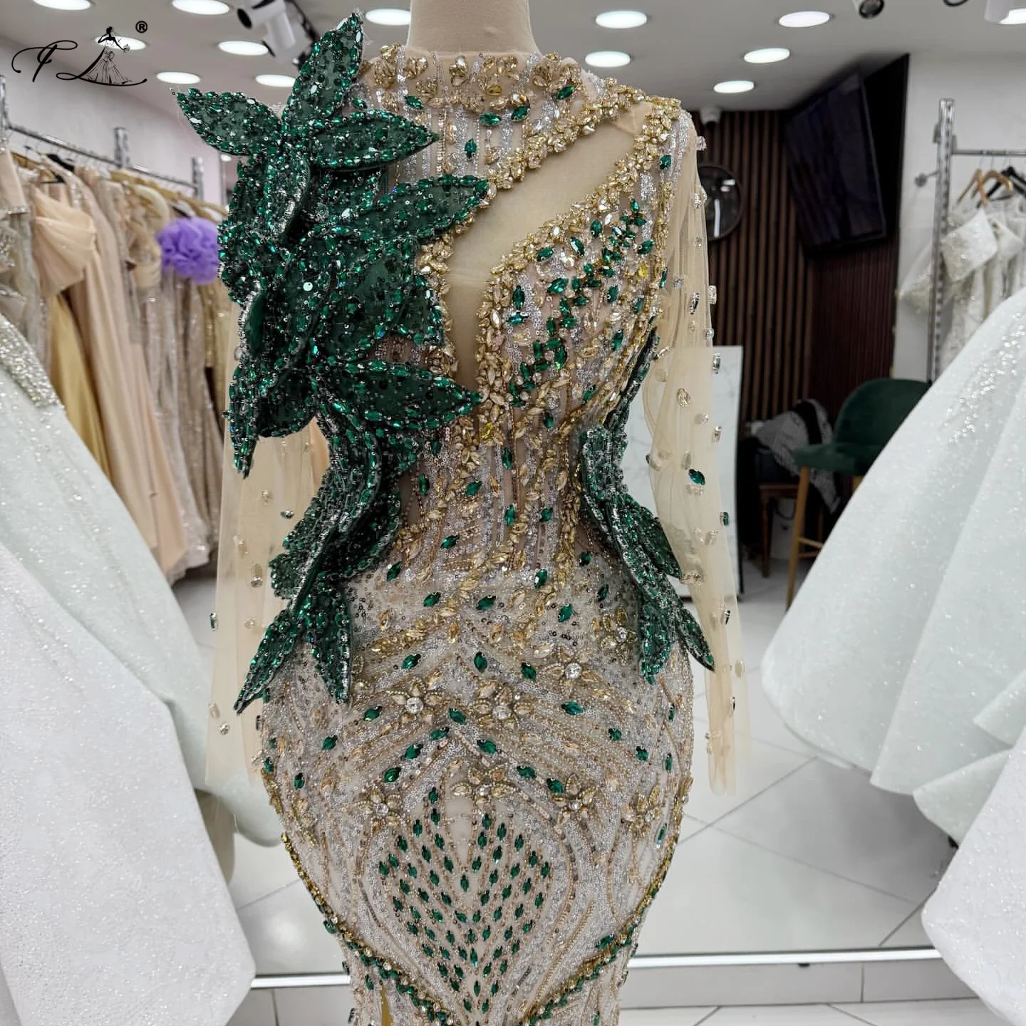 Vestido de Noche Glamuroso Vintage Verde con Gemas Doradas, Vestido Floral de Sirena con Abertura, Vestido de Cóctel de Alta Gama Personalizable para Fiestas