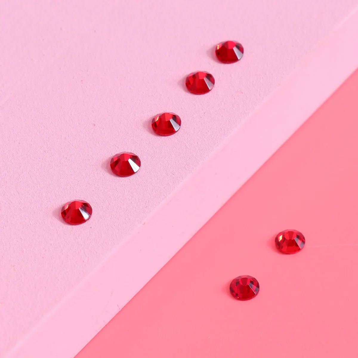 عبوة واحدة من أحجار الراين الحمراء المسطحة القاع لتزيين الأظافر، ملصقات ألماسية كبيرة لطلاء الأظافر، كمية كبيرة من ألماسات المانيكير