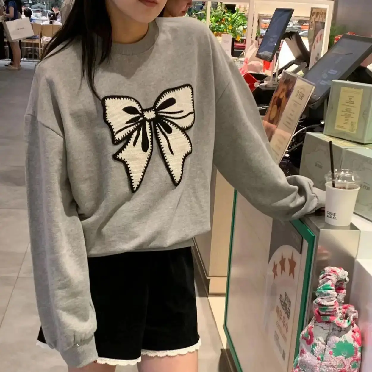 

Korean style Bow Applique Embroidery Round Neck Long Sleeve Sweatshirt