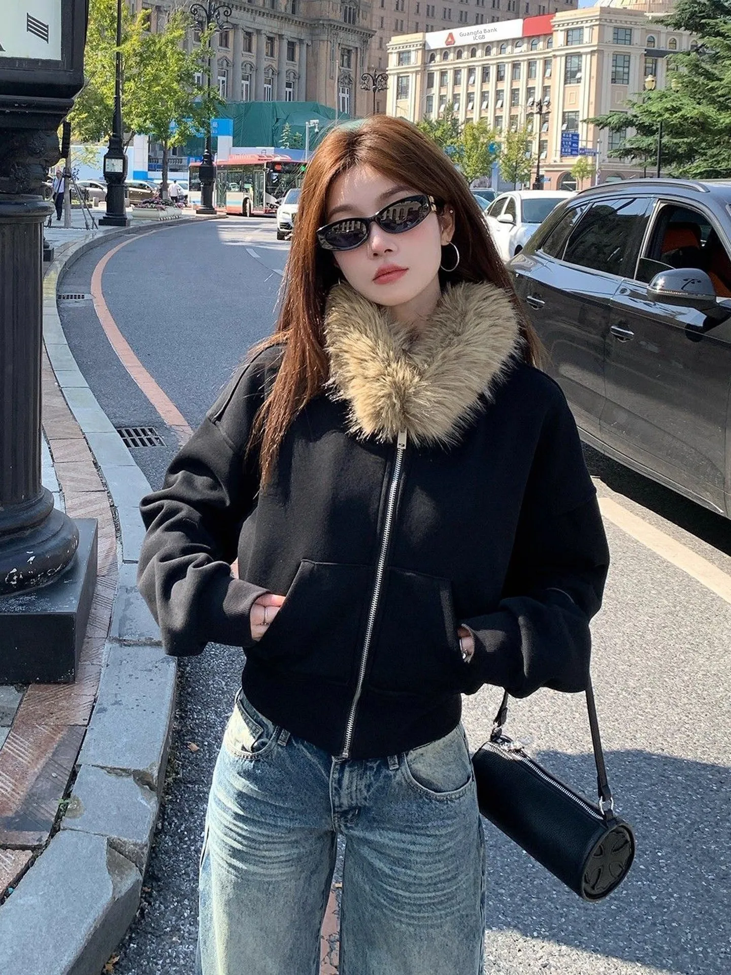 

Новая весенняя женская куртка в гонконгском ретро-стиле с воротником из искусственного меха, на молнии, с теплой флисовой подкладкой, модная и универсальная.