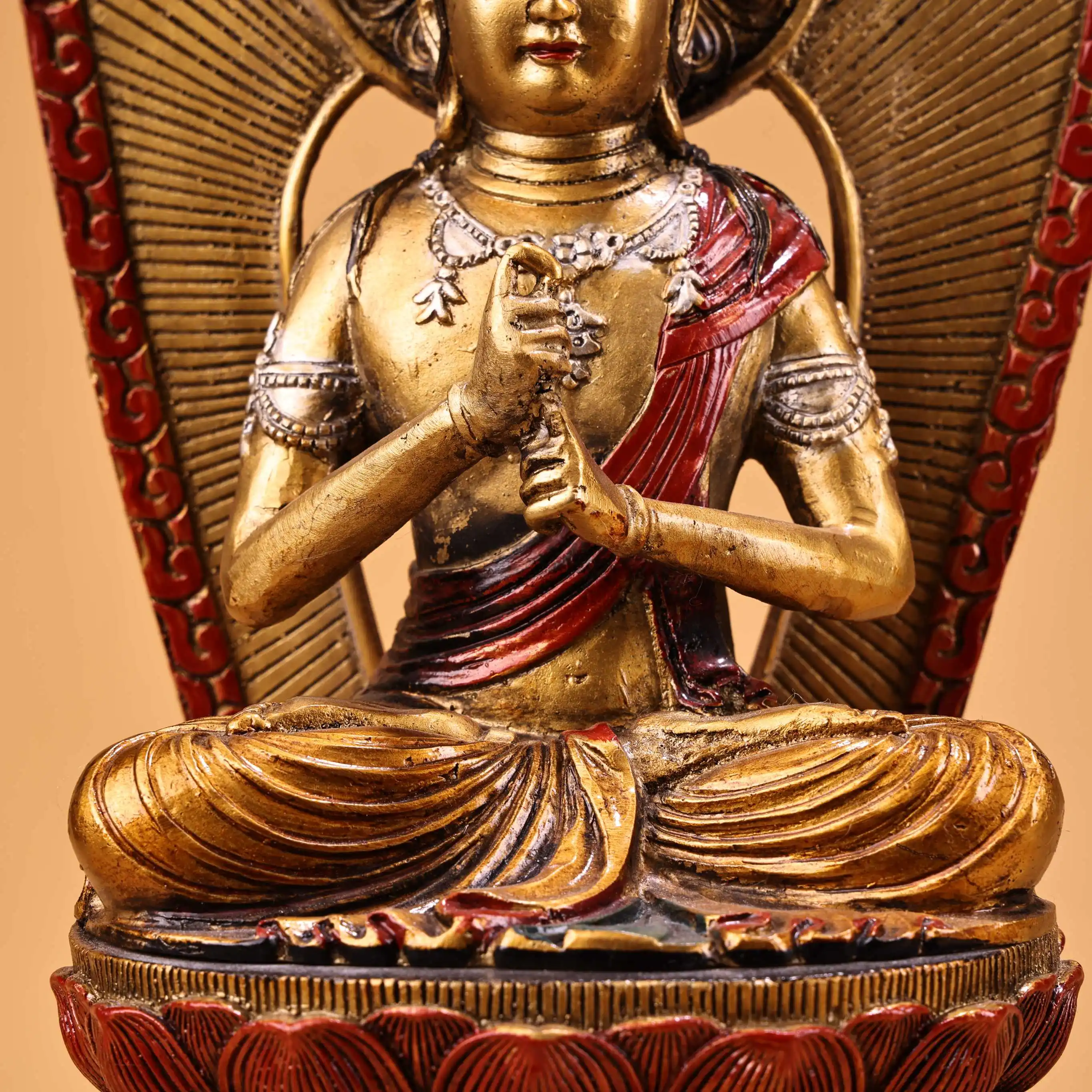 المعابد النيبالية القديمة المطلية بالبرونز عالية الإغاثة بوديساتفا Akashagarbha يجلس بوذا الخلفية بوذا منصة قاعة العبادة