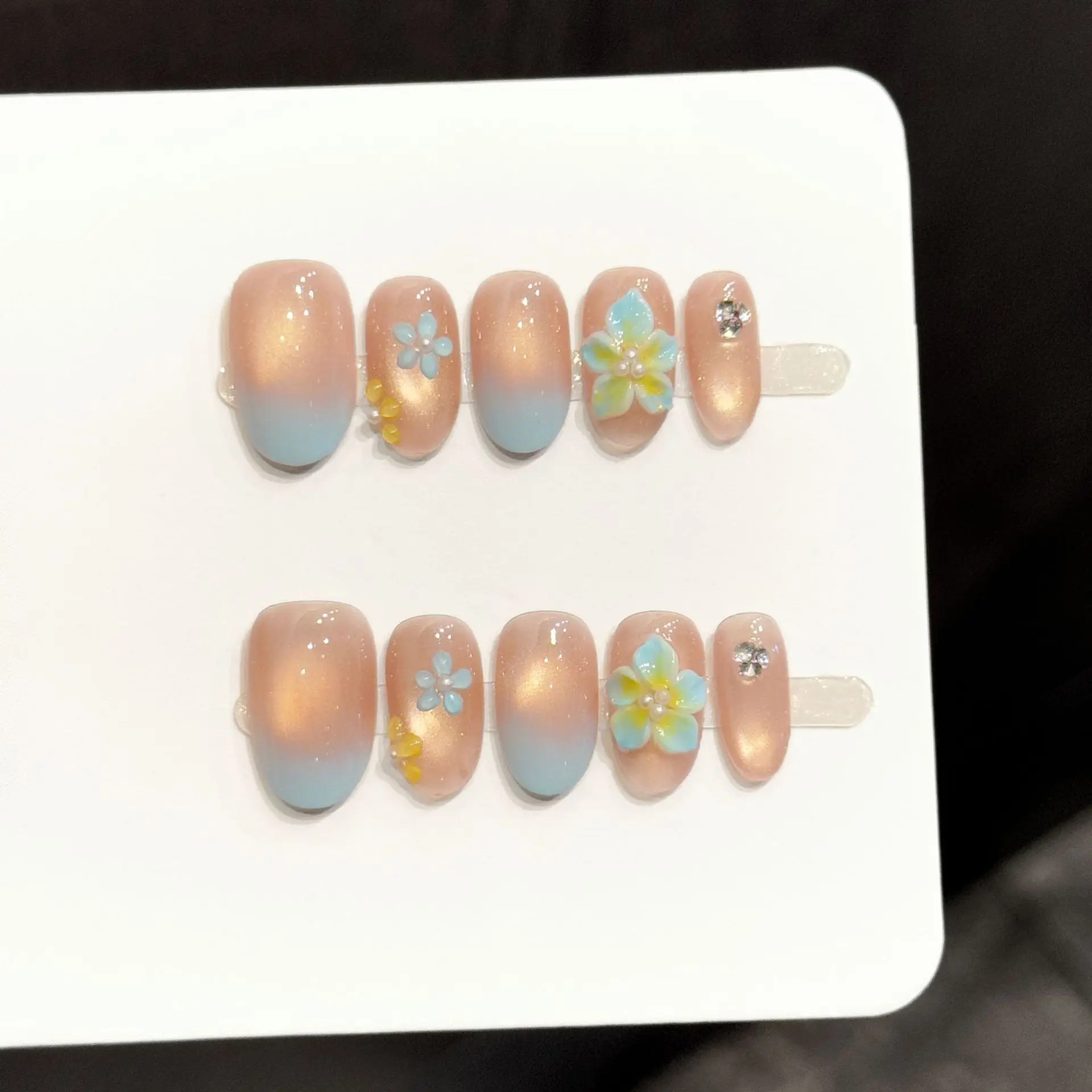 

10 шт. Накладные ногти ручной работы, синие, во французском стиле, с эффектом кошачьего глаза, с 3D-рельефным цветочным декором, летние, в форме миндаля