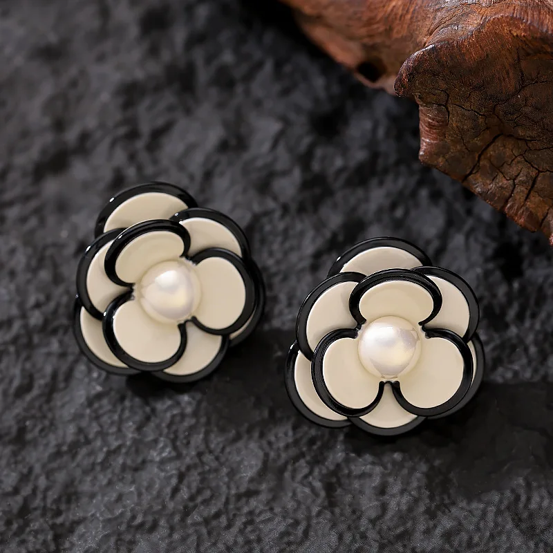 Gentle temperament, small fragrance, three-dimensional petal pearl earrings, fashionable and versatile commuting earrings