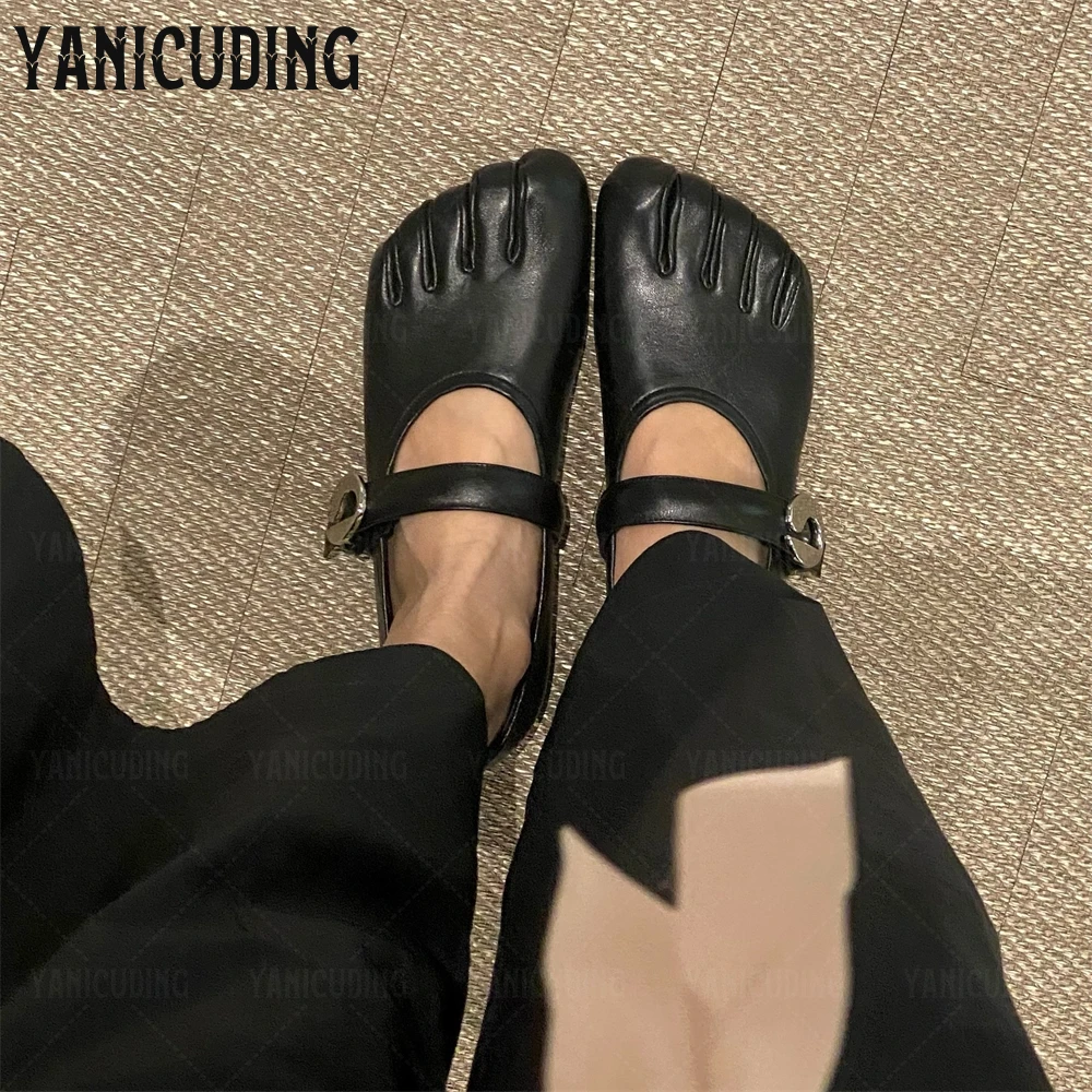 Five Toe Leather Flats Novelty Tabi Sandals Designer Style Buckle Shoes Cylindrical Heel Cross Straps Summer Sandals for Women