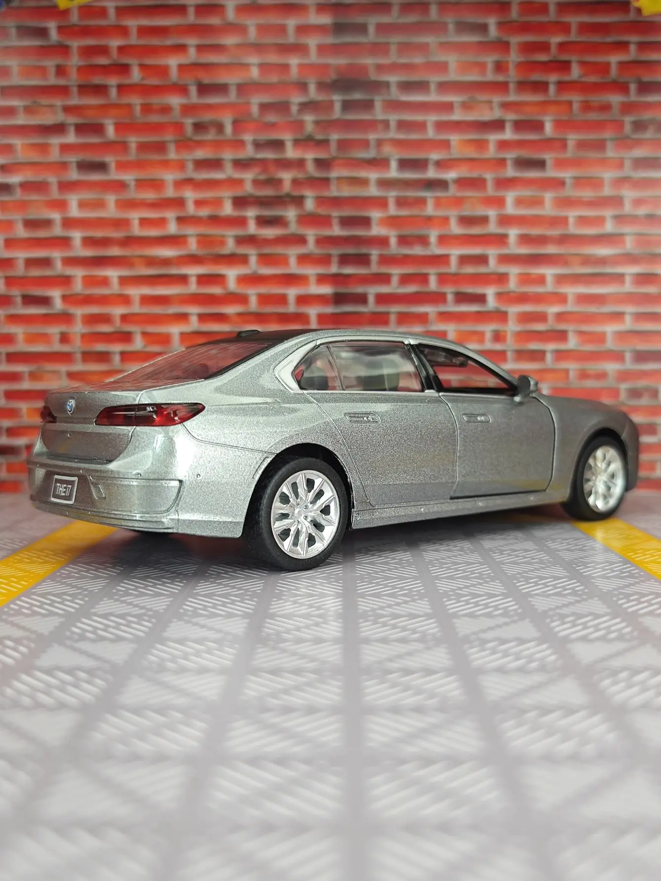 1:32 BMW I7 novo modelo de carro de liga de energia série 7 carro pull-back porta acústica-óptica pode dirigir carro de brinquedo menino